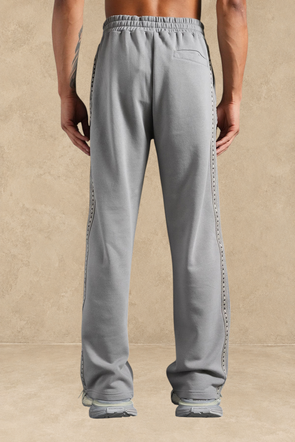 Vue arrière du pantalon Stayin gris à coupe large avec bande latérale beige et détails texturés