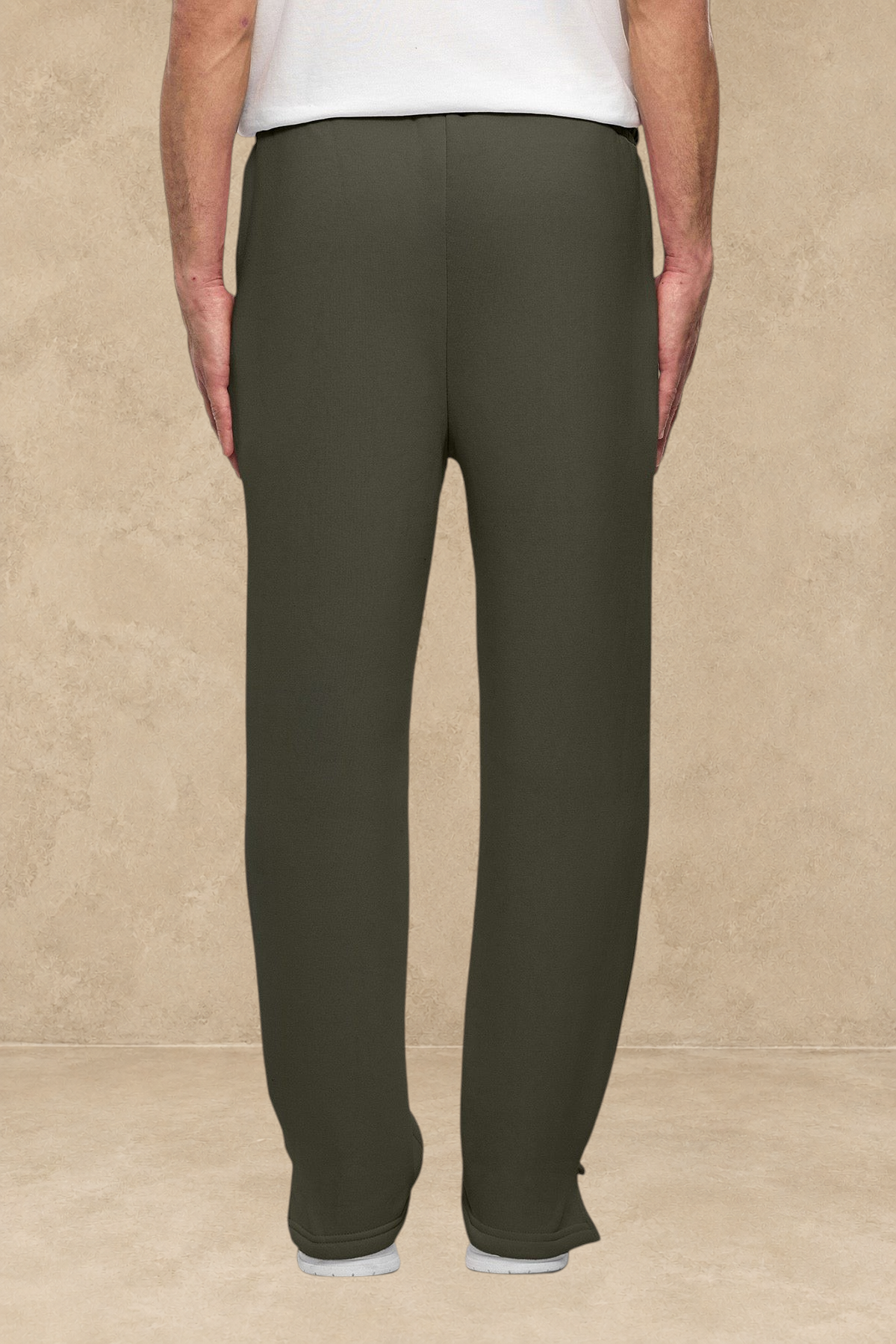 Vue arrière du pantalon jogg kaki Stayin avec fente à la cheville porté par un mannequin sur fond blanc