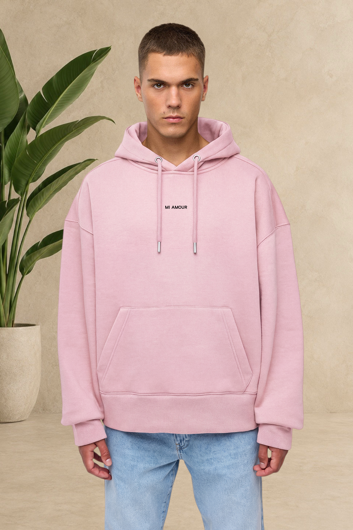 Homme portant un sweat à capuche Stayin rose épais et matelassé avec inscription Mi Amour sur la poitrine