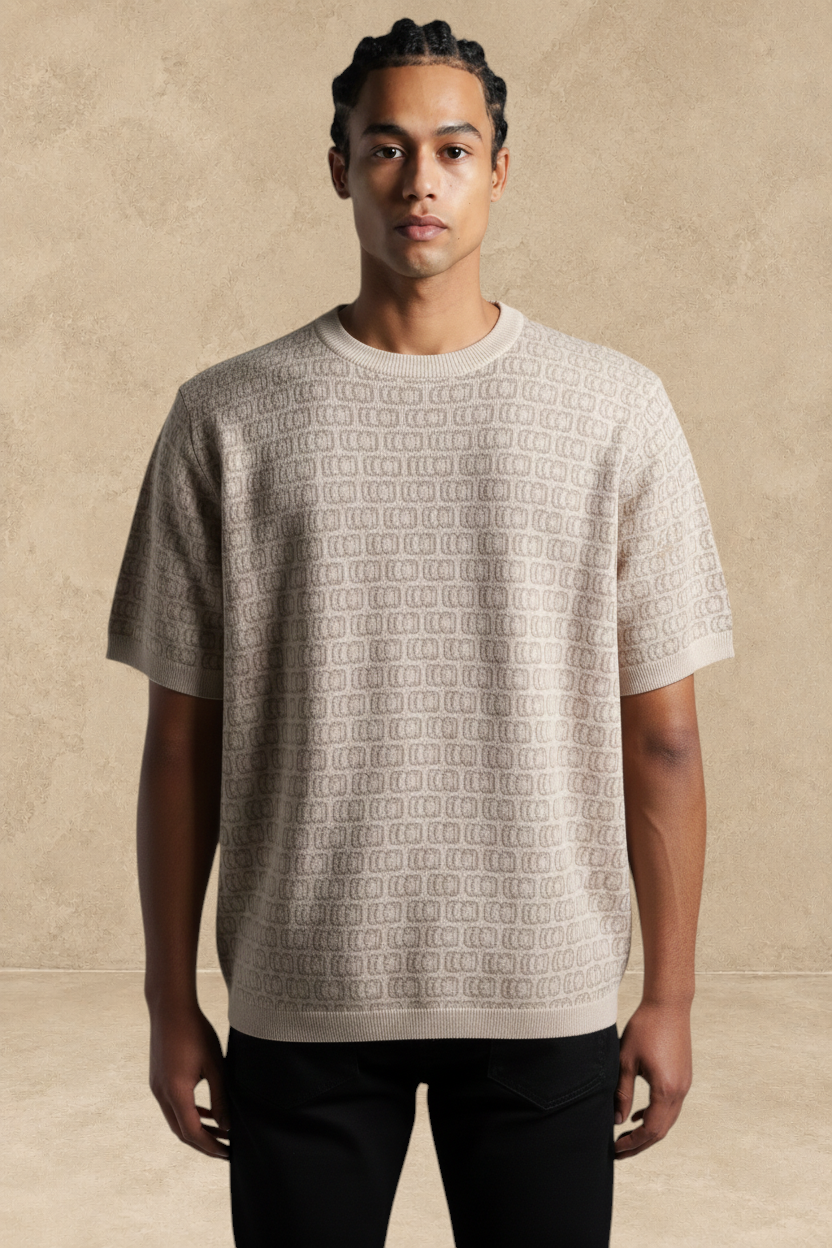 T-shirt Stayin oversize beige à col rond avec motif géométrique porté par un mannequin