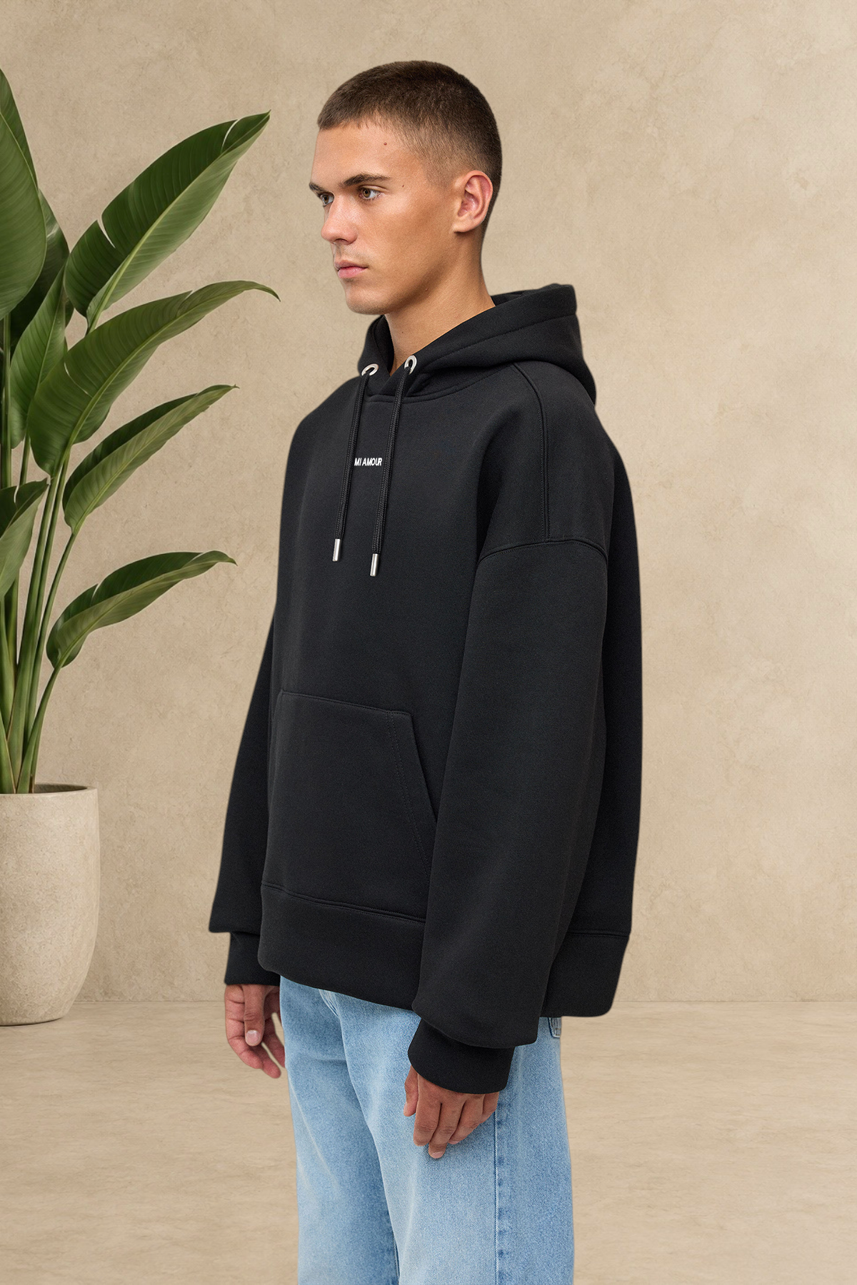 Sweat à capuche noir Stayin Mi Amour épais et matelassé porté par un mannequin de profil