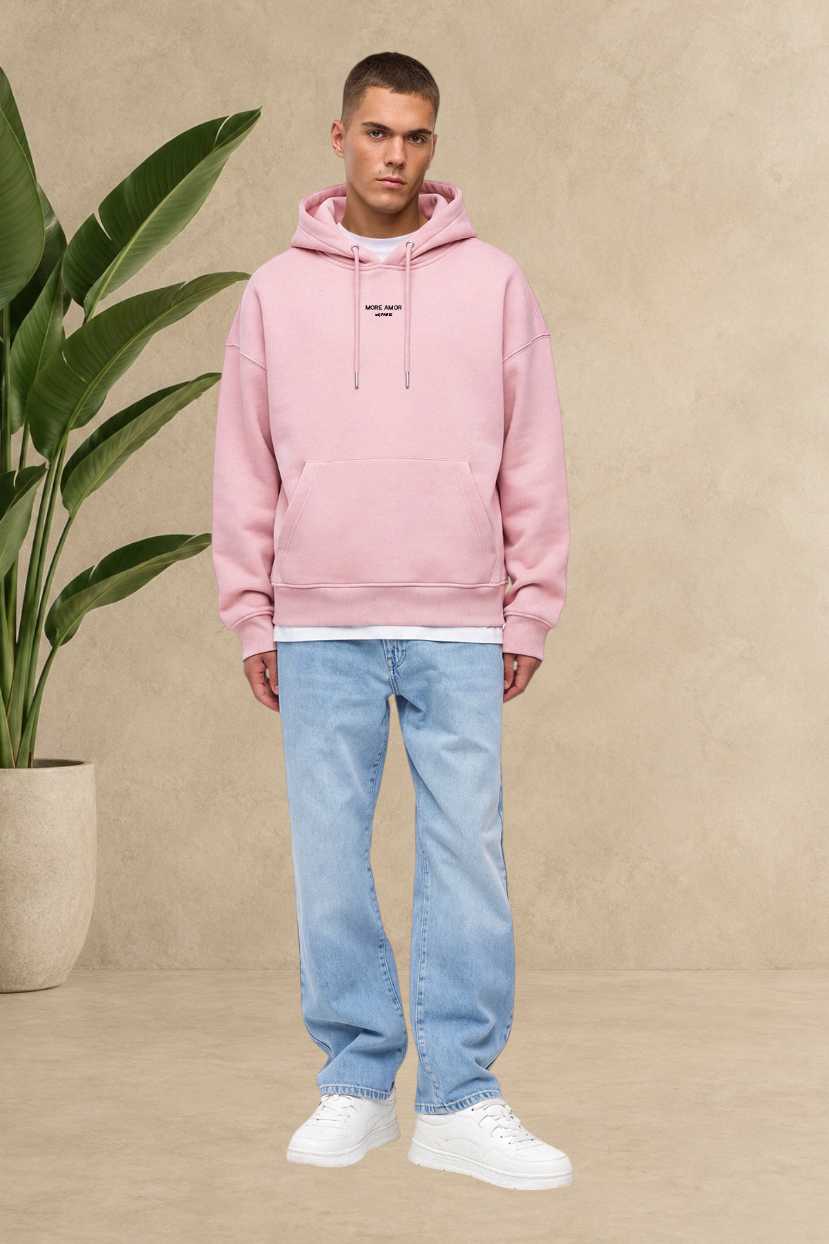 Mannequin portant un sweat à capuche Stayin rose épais et matelassé avec inscription More Amore Por Favor