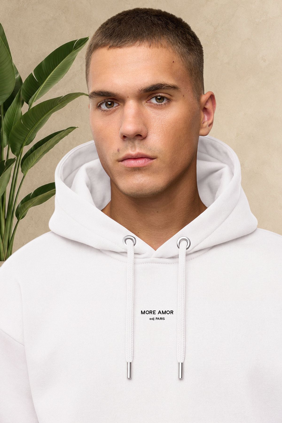 Sweat à capuche blanc Stayin avec inscription More Amore Por Favor, coupe épaisse et matelassée, porté par un homme.