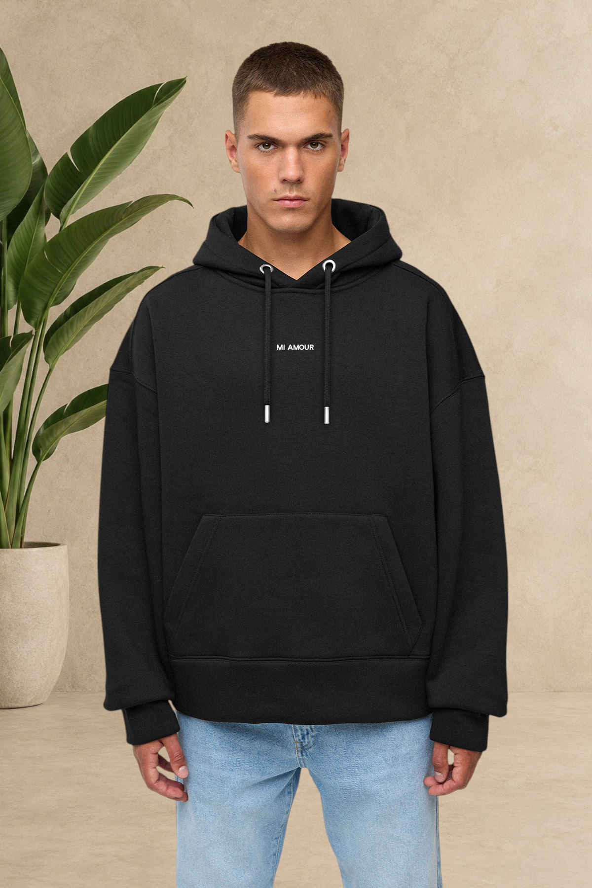 Sweat à capuche noir Stayin avec inscription Mi Amour, coupe épaisse et matelassée portée par un mannequin