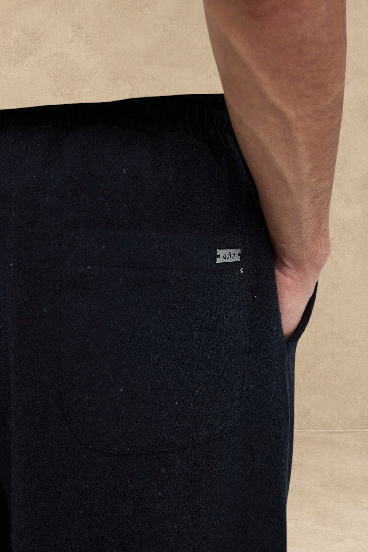Pantalon Oxford noir Stayin à coupe large avec poche arrière et détail de logo métallique