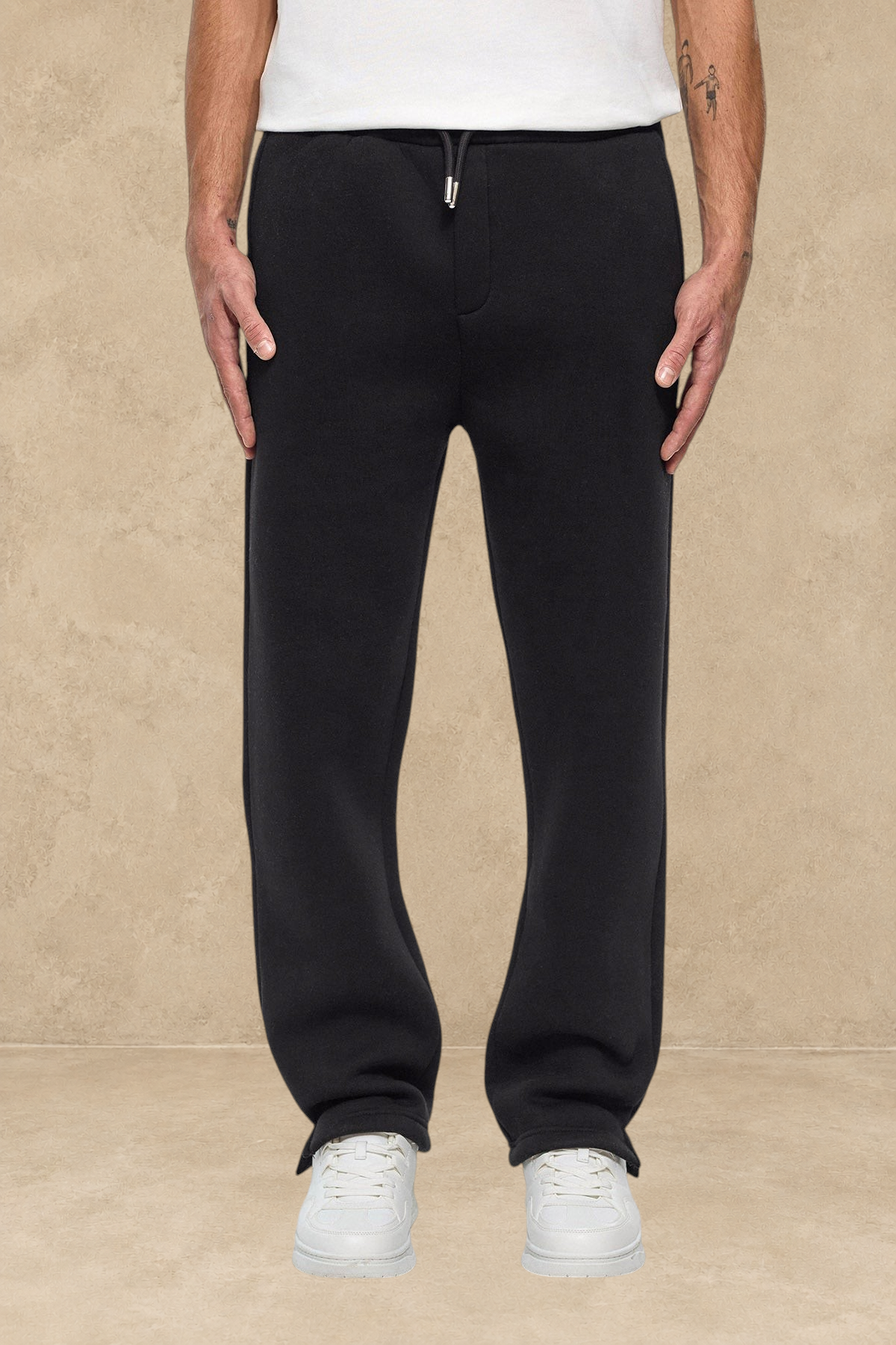 Pantalon jogg noir Stayin avec coupe classique et fente à la cheville porté par un mannequin