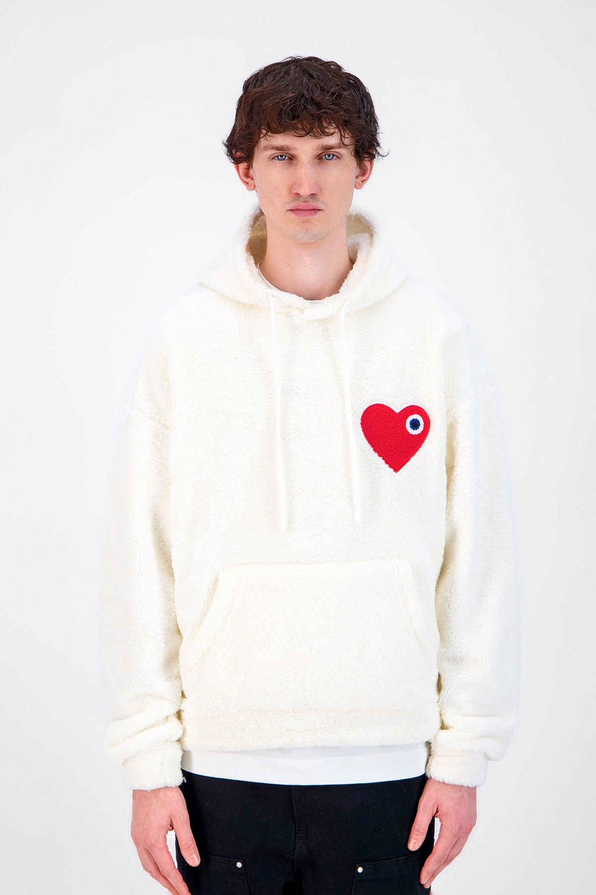 Sweat capuche fourrure blanc cœur rouge