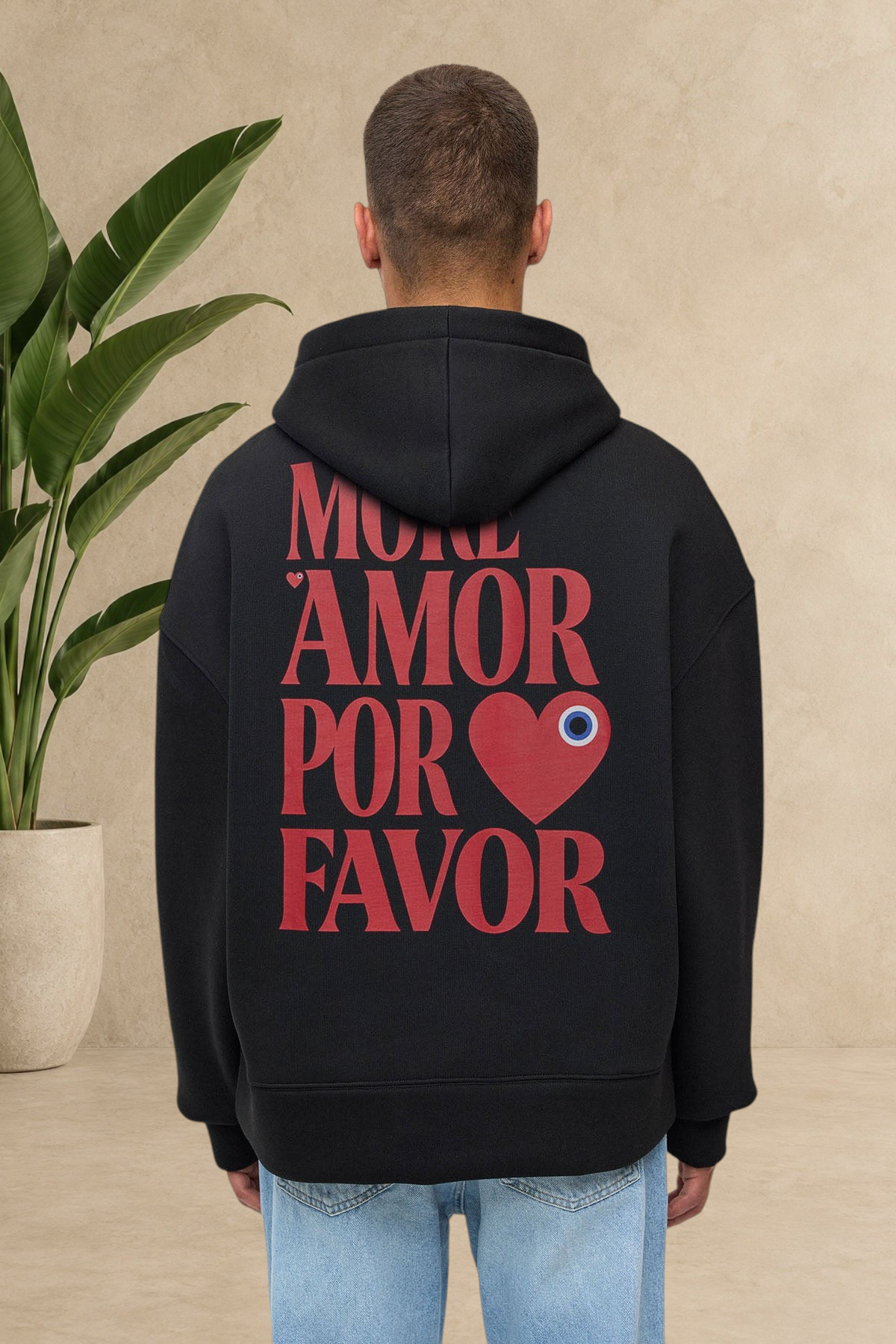 Sweat à capuche noir Stayin avec inscription rouge More Amor Por Favor et motif cœur au dos porté par un mannequin