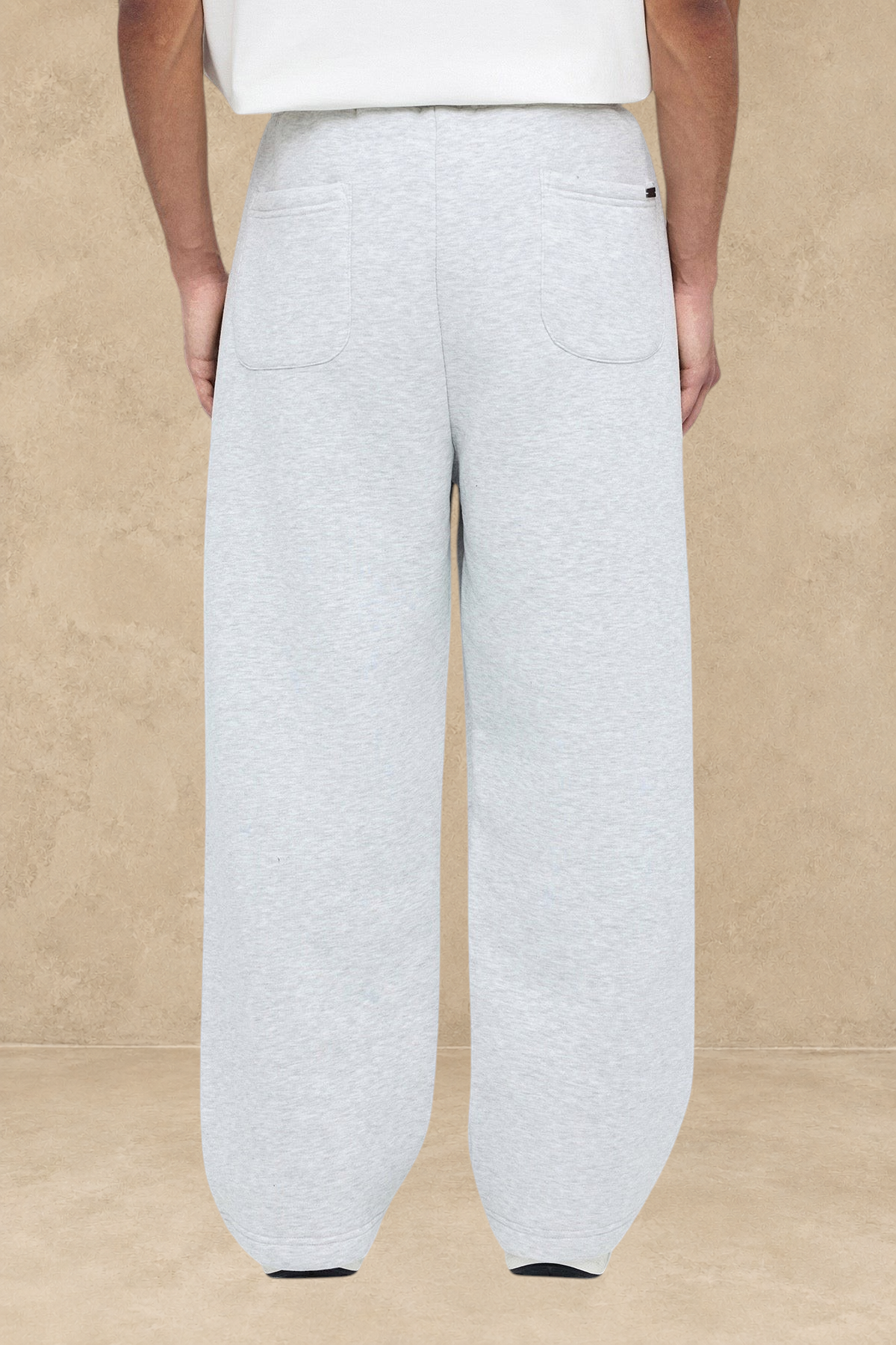 Vue arrière du pantalon jogging large gris Stayin porté par un mannequin, coupe décontractée et confortable