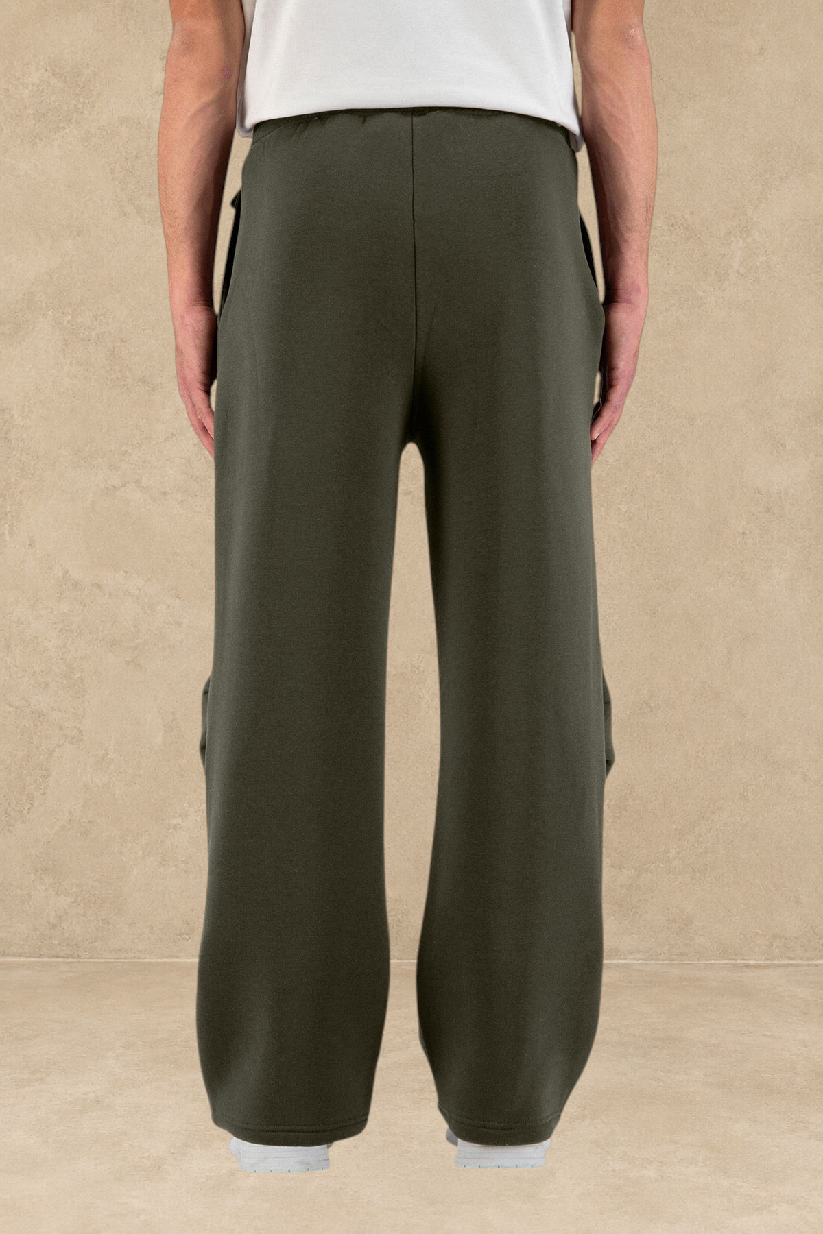 Pantalon jogging oversize kaki Stayin avec coupe large vu de dos sur un mannequin