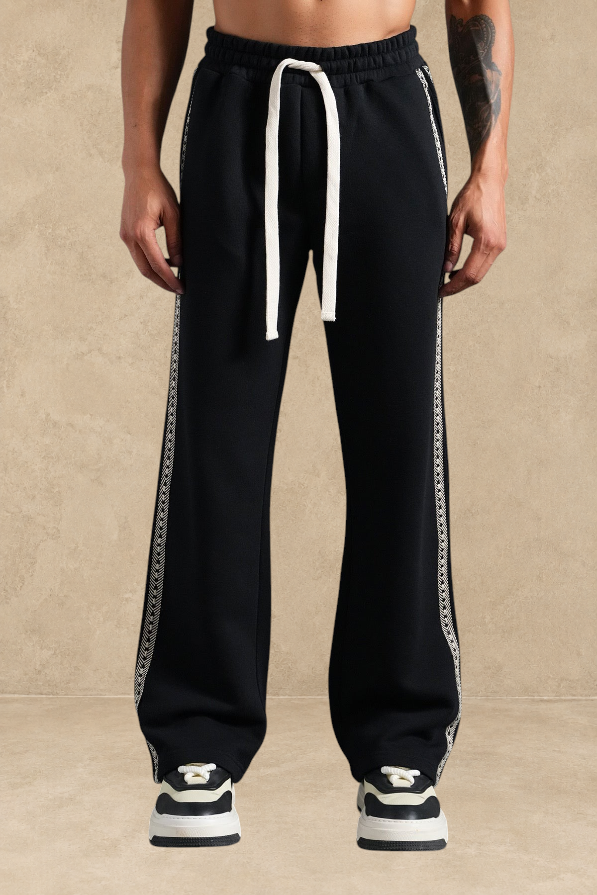 Pantalon Stayin noir à coupe large avec bandes latérales beiges et cordon de serrage blanc à la taille