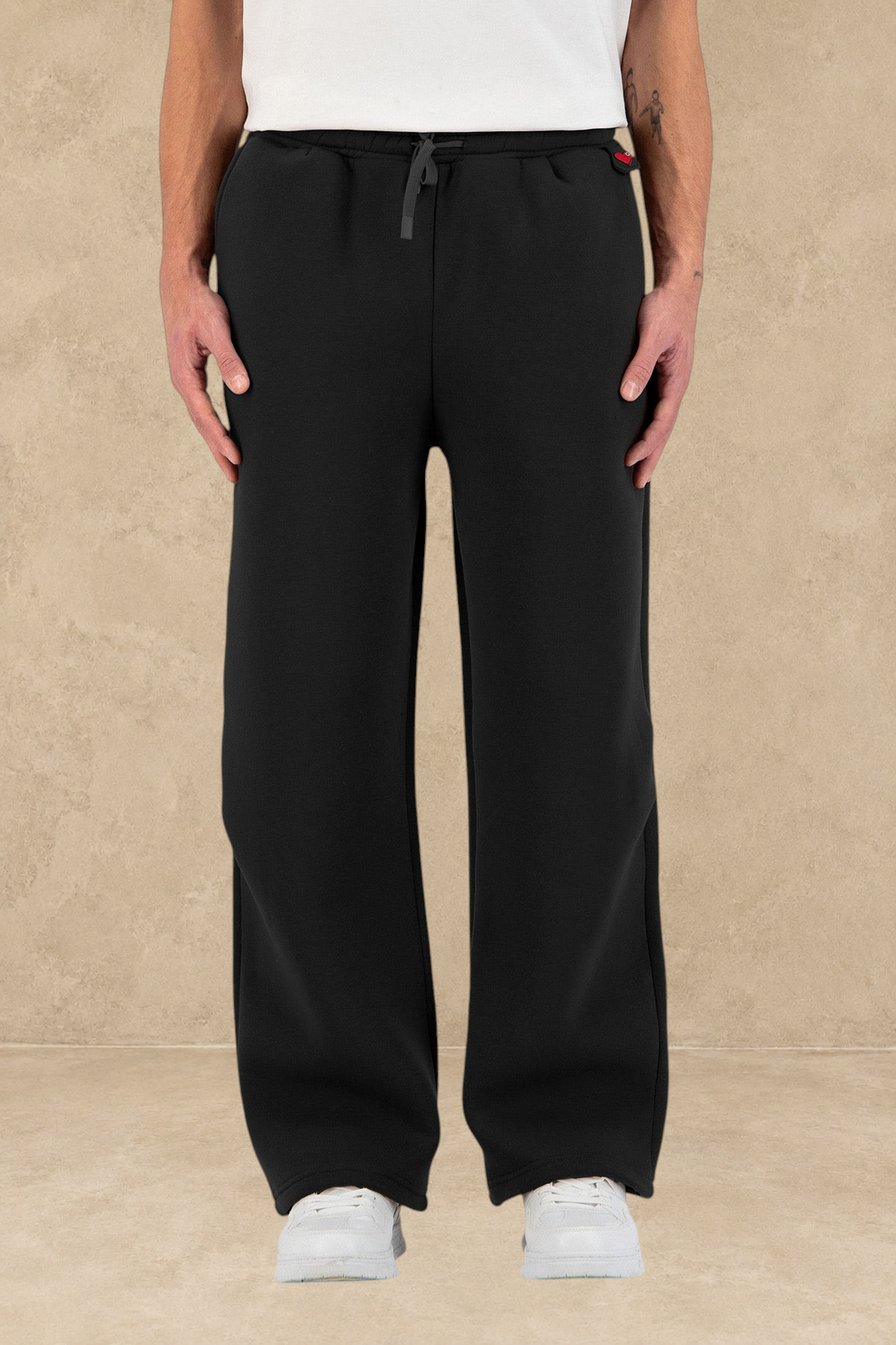 Pantalon jogging noir Stayin oversize à coupe large avec détail petit cœur, porté par un mannequin