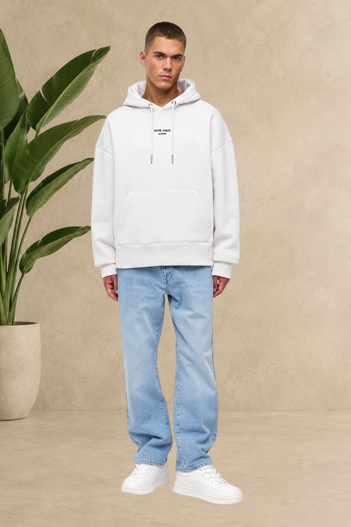 Sweat à capuche blanc Stayin More Amore Por Favor épais et matelassé porté par un mannequin sur fond blanc