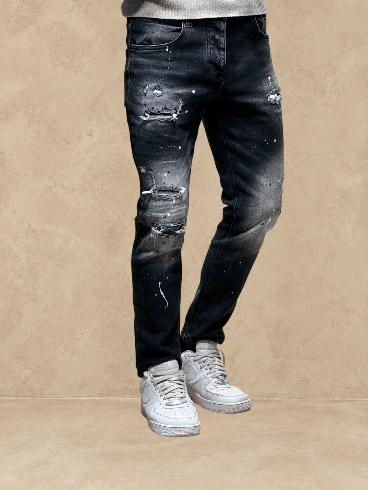 Jean slim Stayin gris et noir avec effets destroy, déchirures aux genoux et éclaboussures de peinture blanche