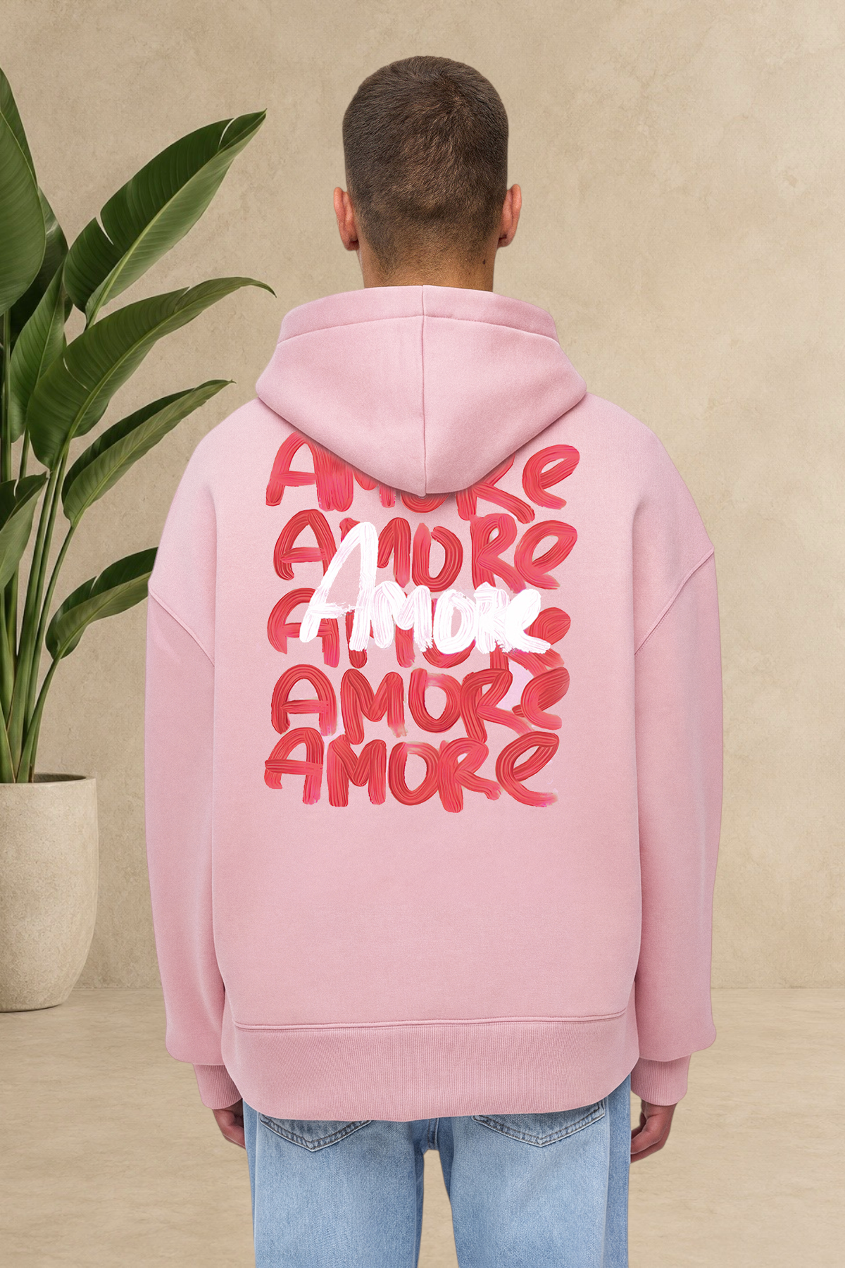 Sweat à capuche rose Stayin avec inscription Amore rouge et blanche au dos, porté par un mannequin