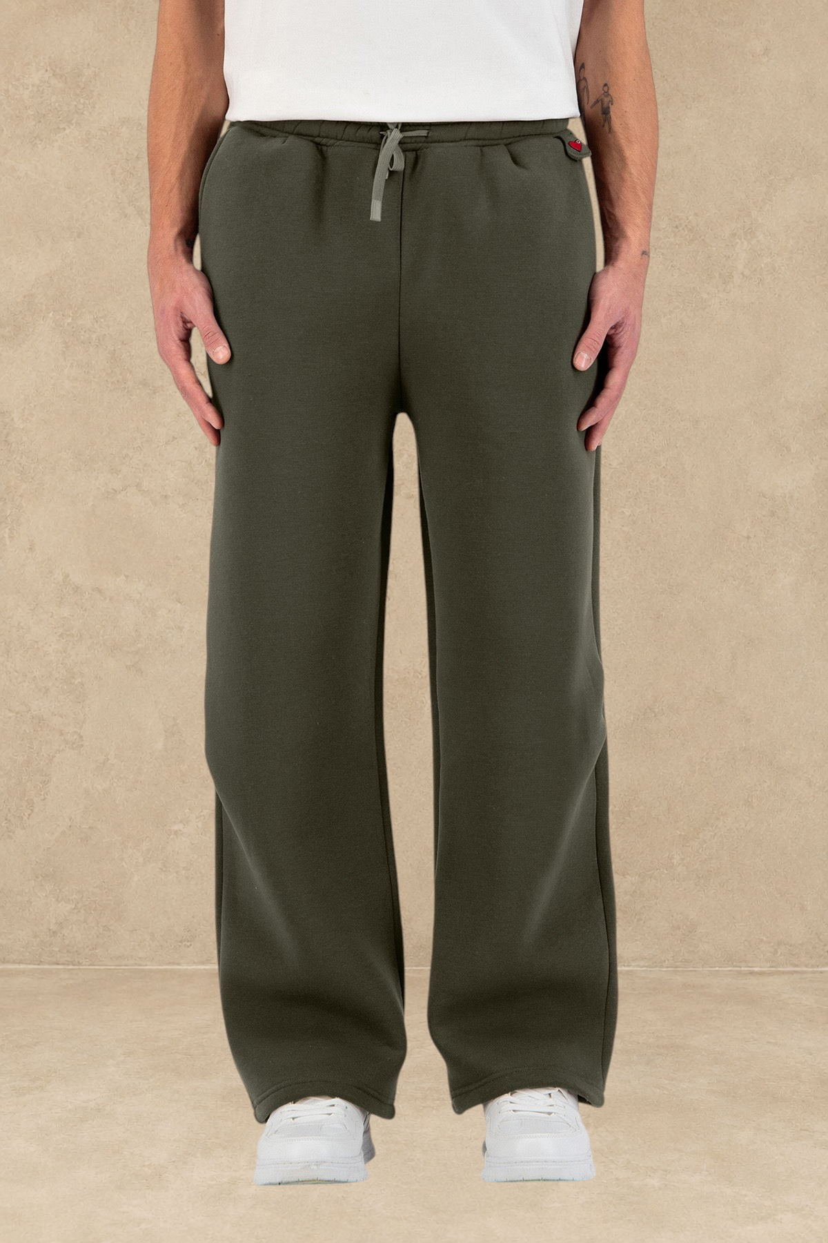Pantalon jogging oversize Stayin kaki à coupe large avec cordon de serrage et détail petit cœur