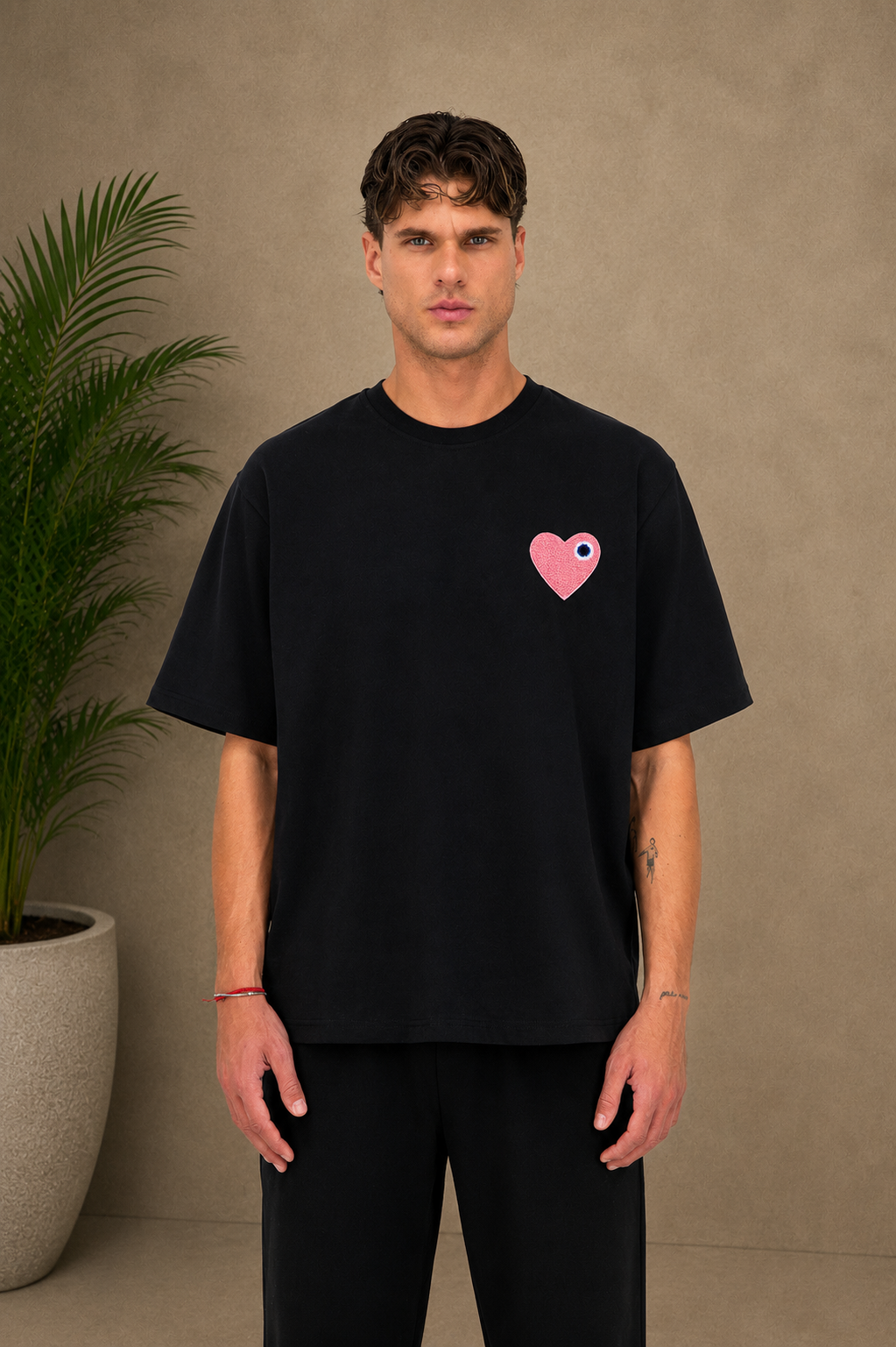 T-shirt noir cœur rose