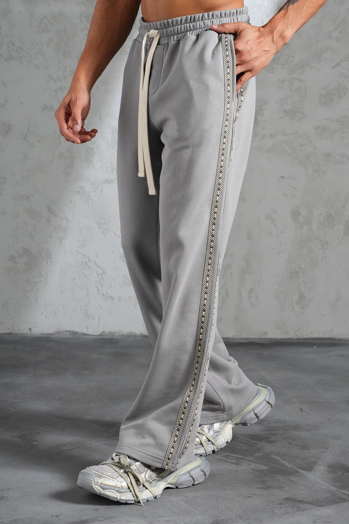 Pantalon loose gris bande beige