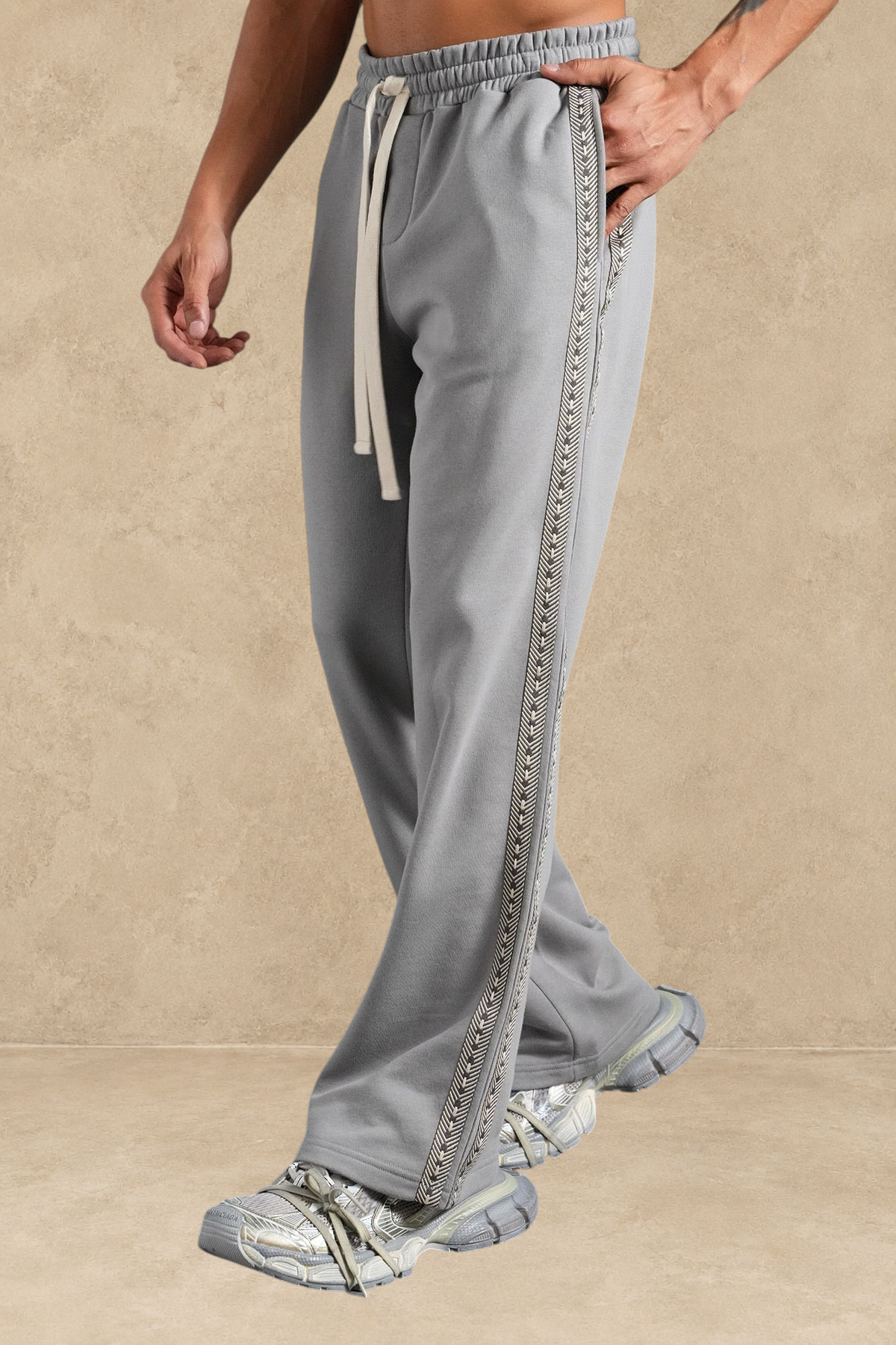 Pantalon Stayin gris à coupe large avec bande latérale beige texturée porté par un mannequin