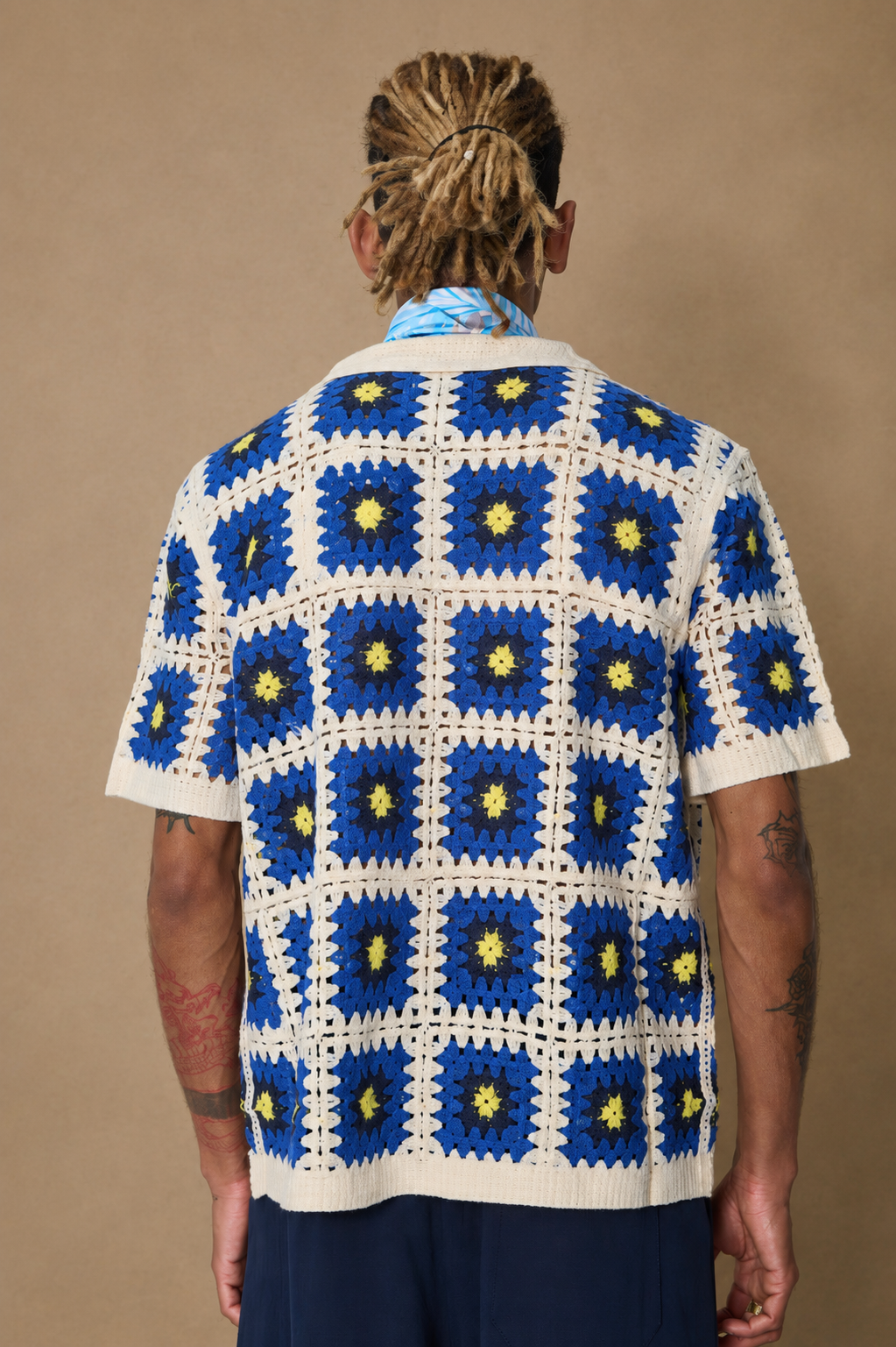 Chemise crochet bleu blanche jaune