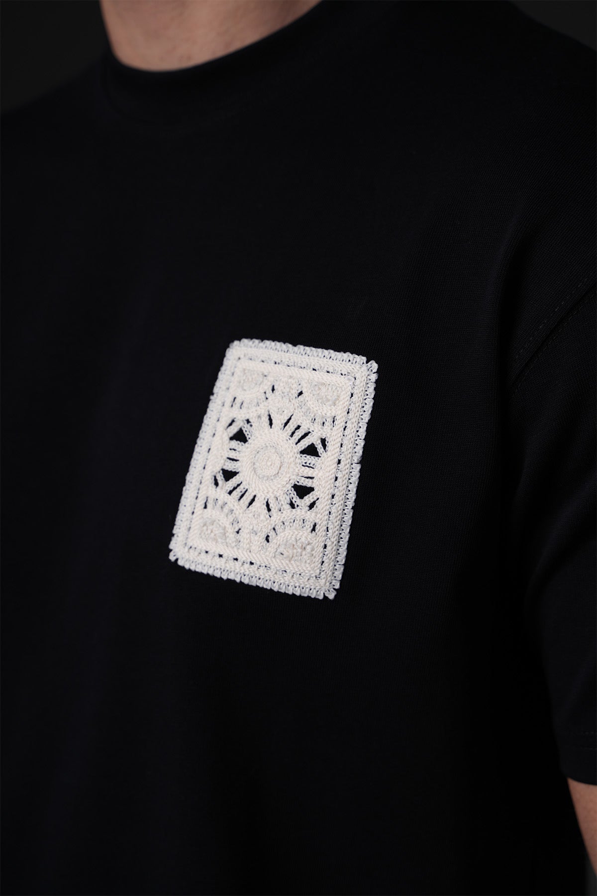 T-Shirt noir motif brodé