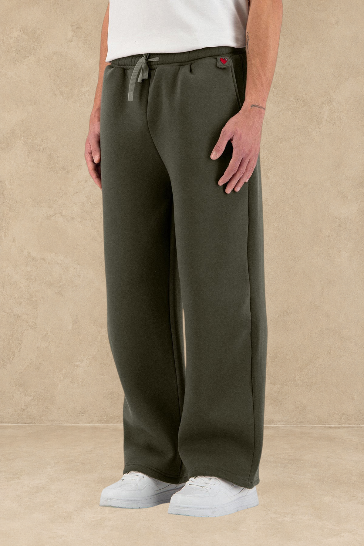 Pantalon jogging Stayin kaki à coupe large oversize avec un petit cœur rouge brodé et cordon de serrage à la taille