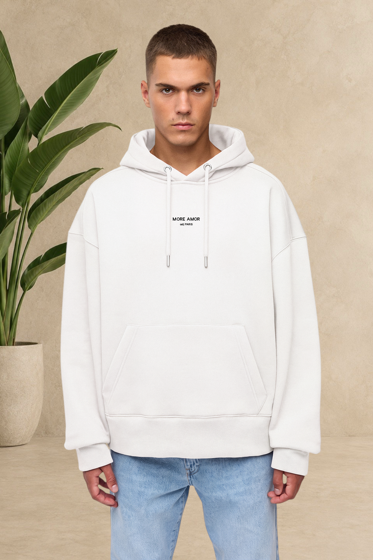 Sweat à capuche blanc Stayin épais et matelassé avec inscription More Amore Por Favor porté par un mannequin