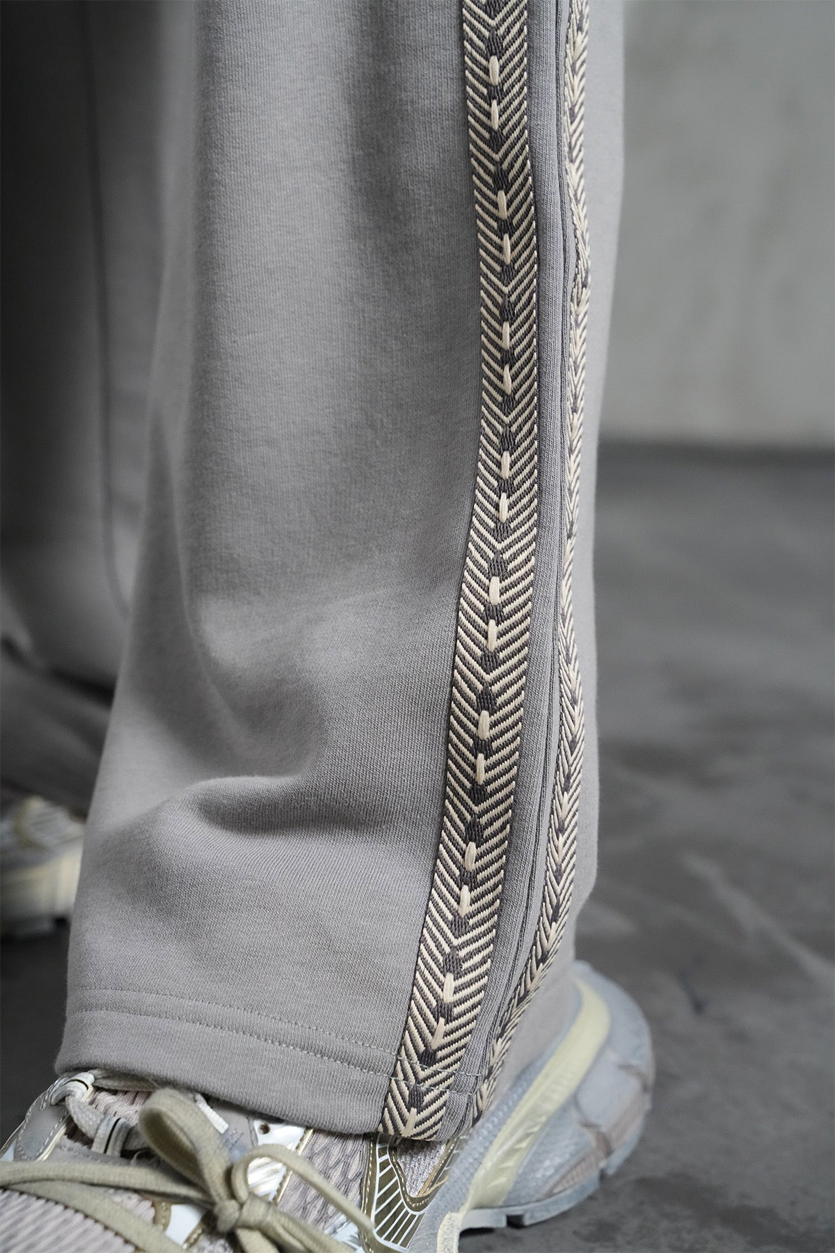 Pantalon loose gris bande beige