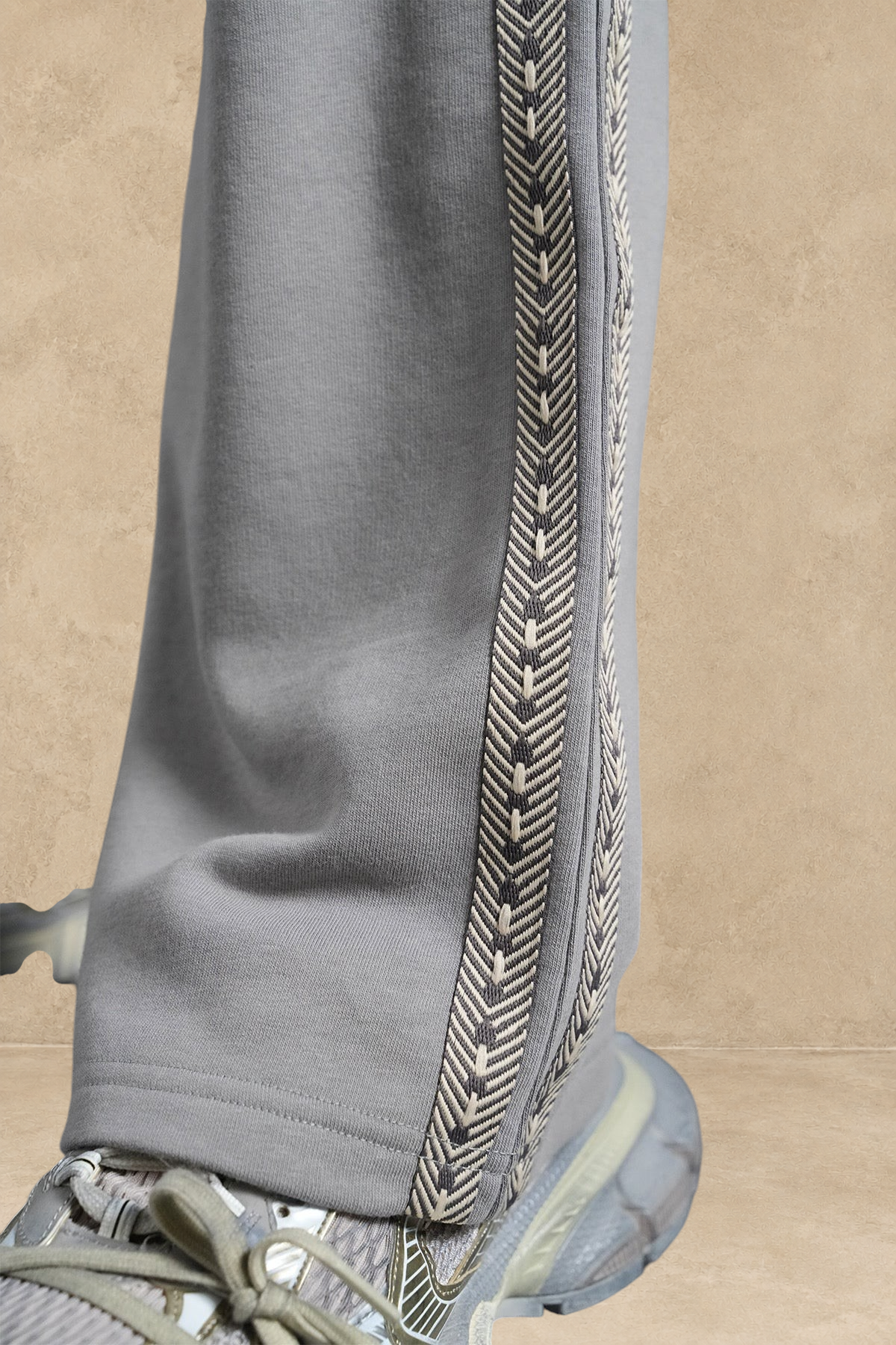 Pantalon Stayin gris à coupe large avec bande latérale décorative beige à motifs chevrons