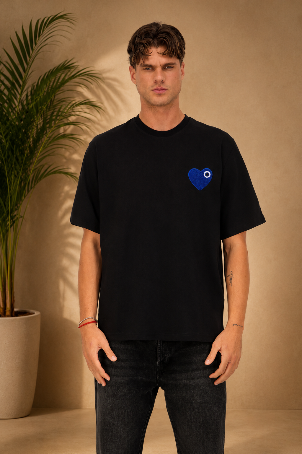 T-shirt noir cœur bleu