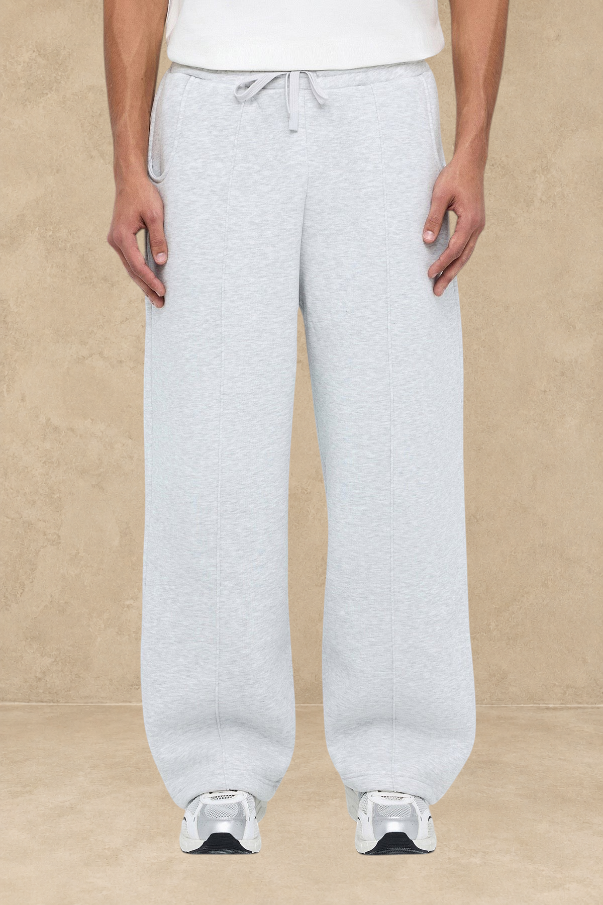 Pantalon jogging large gris Stayin avec cordon de serrage, coupe décontractée et confortable sur un mannequin