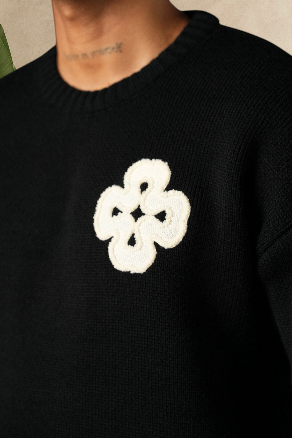 Pull Stayin noir en maille épaisse avec un motif trèfle blanc brodé sur la poitrine, coupe droite et col rond