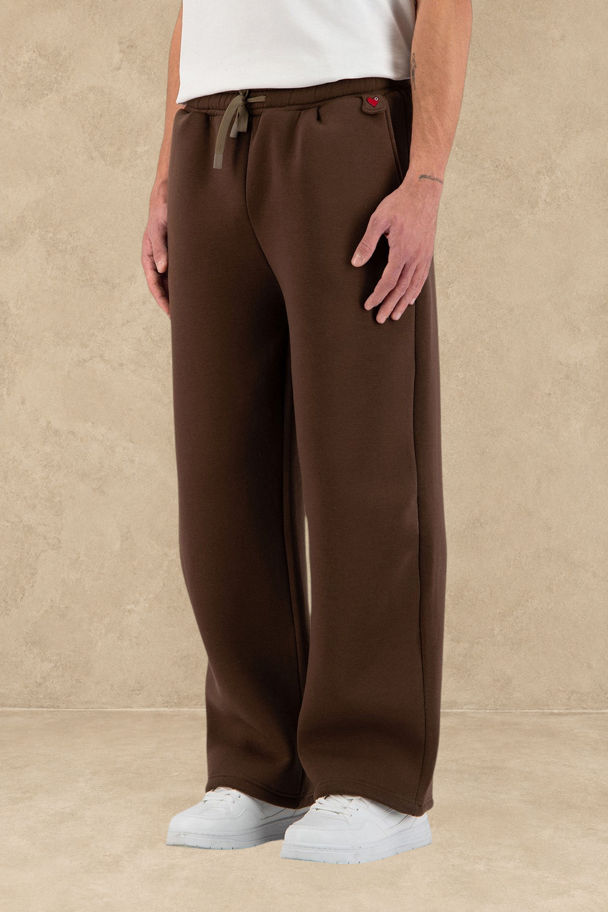 Pantalon jogging Stayin marron coupe large oversize avec détail petit cœur rouge sur la hanche