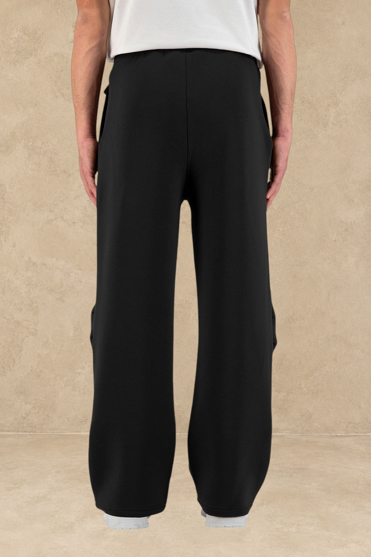 Pantalon jogging oversize noir Stayin avec coupe large porté par un mannequin de dos