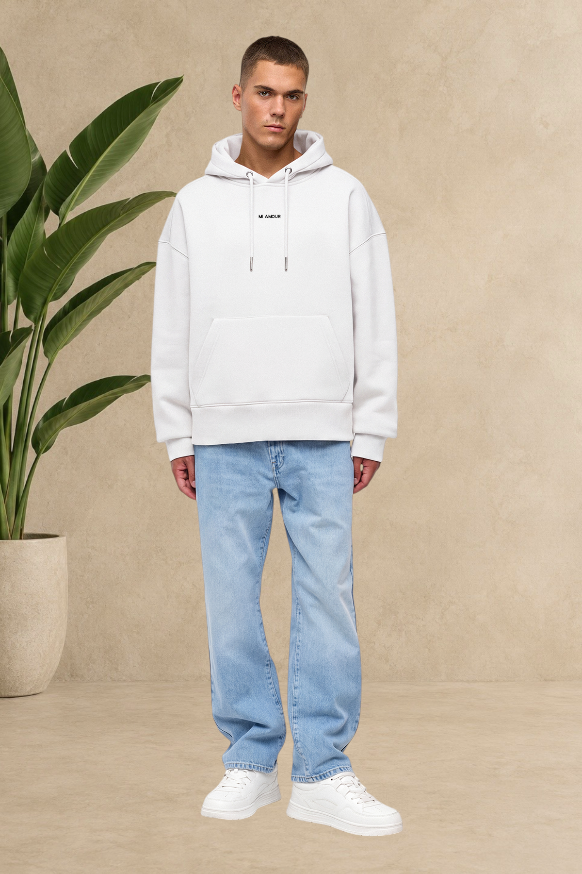 Sweat à capuche blanc Stayin Mi Amour épais et matelassé porté par un mannequin avec un jean bleu clair
