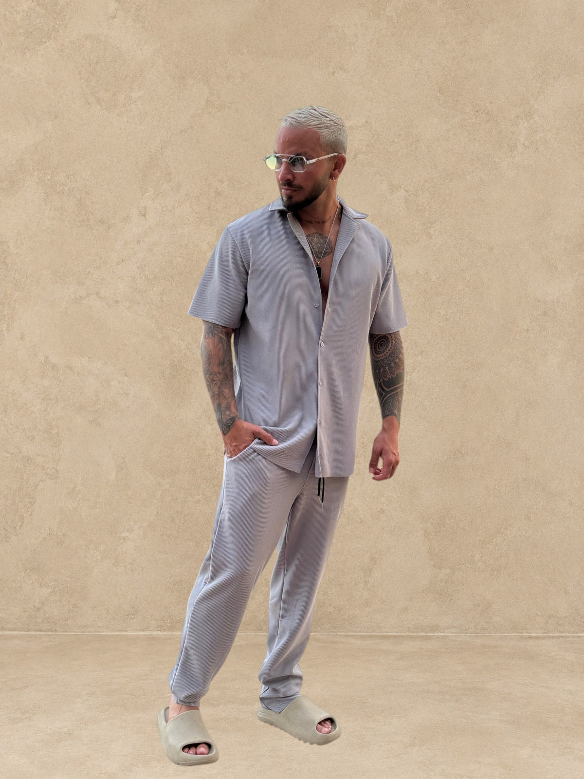 Ensemble Stayin Pablo gris composé d'une chemise à manches courtes et d'un pantalon droit porté par un mannequin
