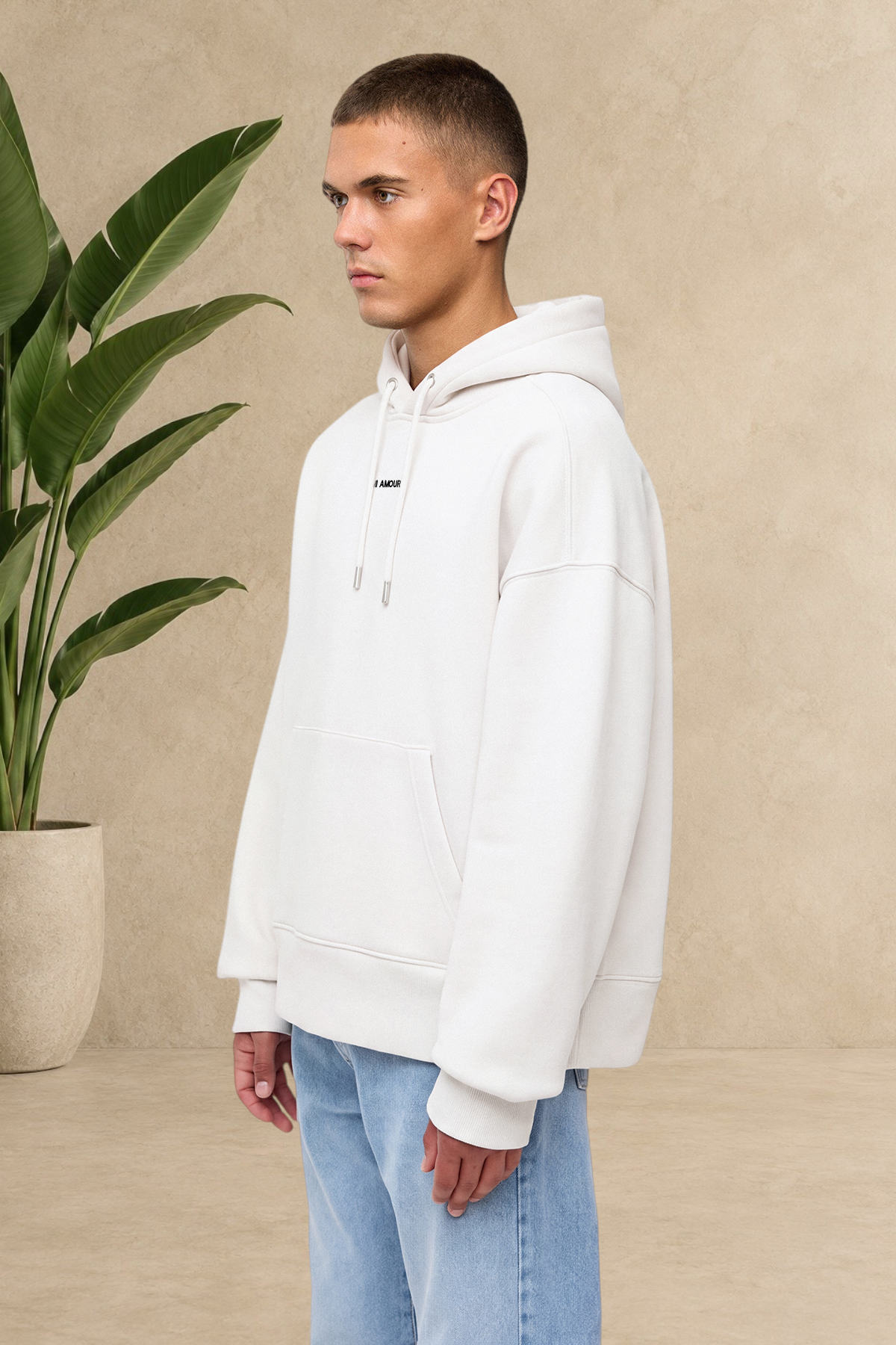 Homme portant un sweat à capuche blanc Stayin épais et matelassé avec inscription Mi Amour sur fond neutre