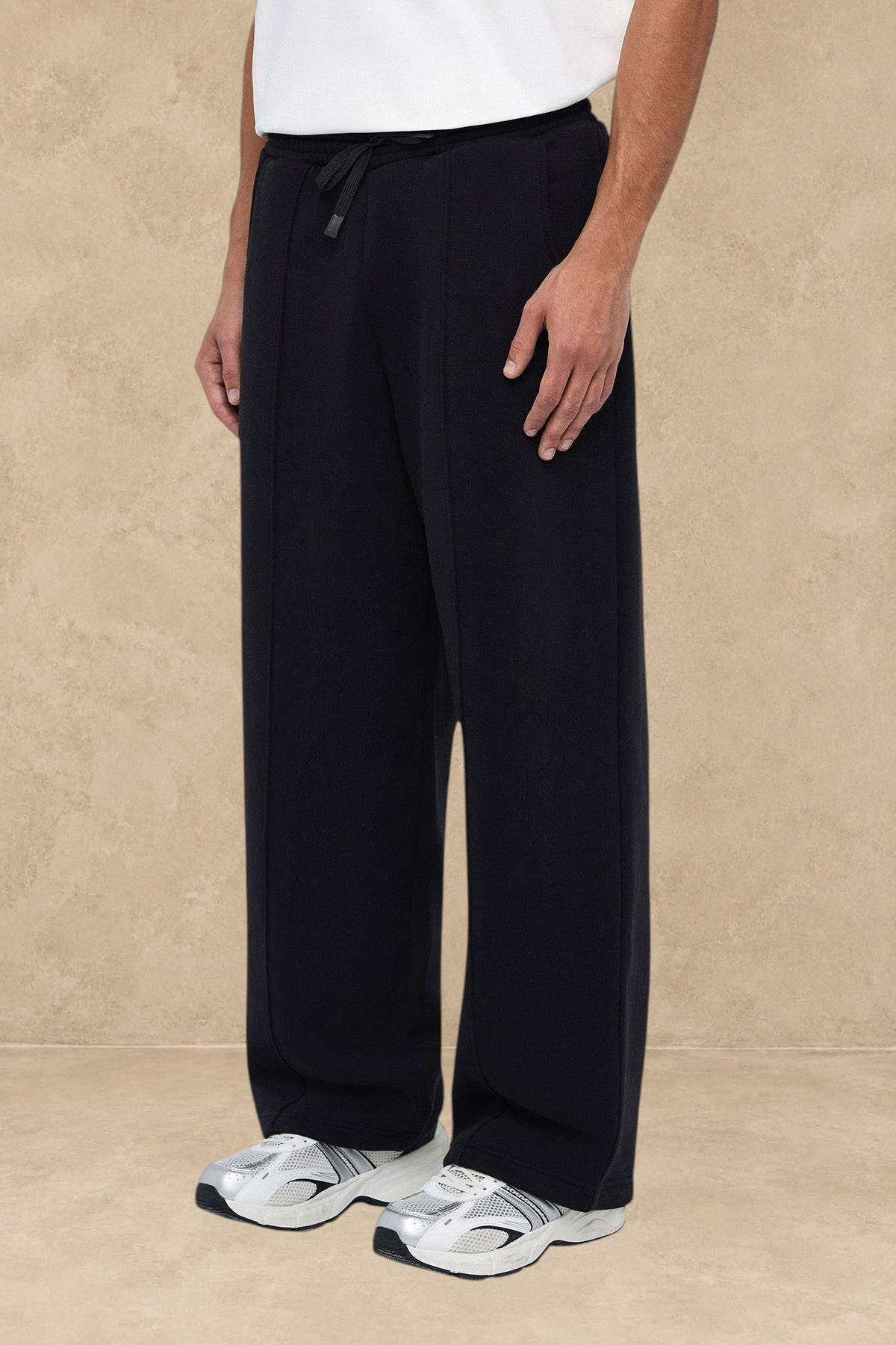 Pantalon jogging large noir Stayin avec taille élastique et cordon de serrage porté par un mannequin