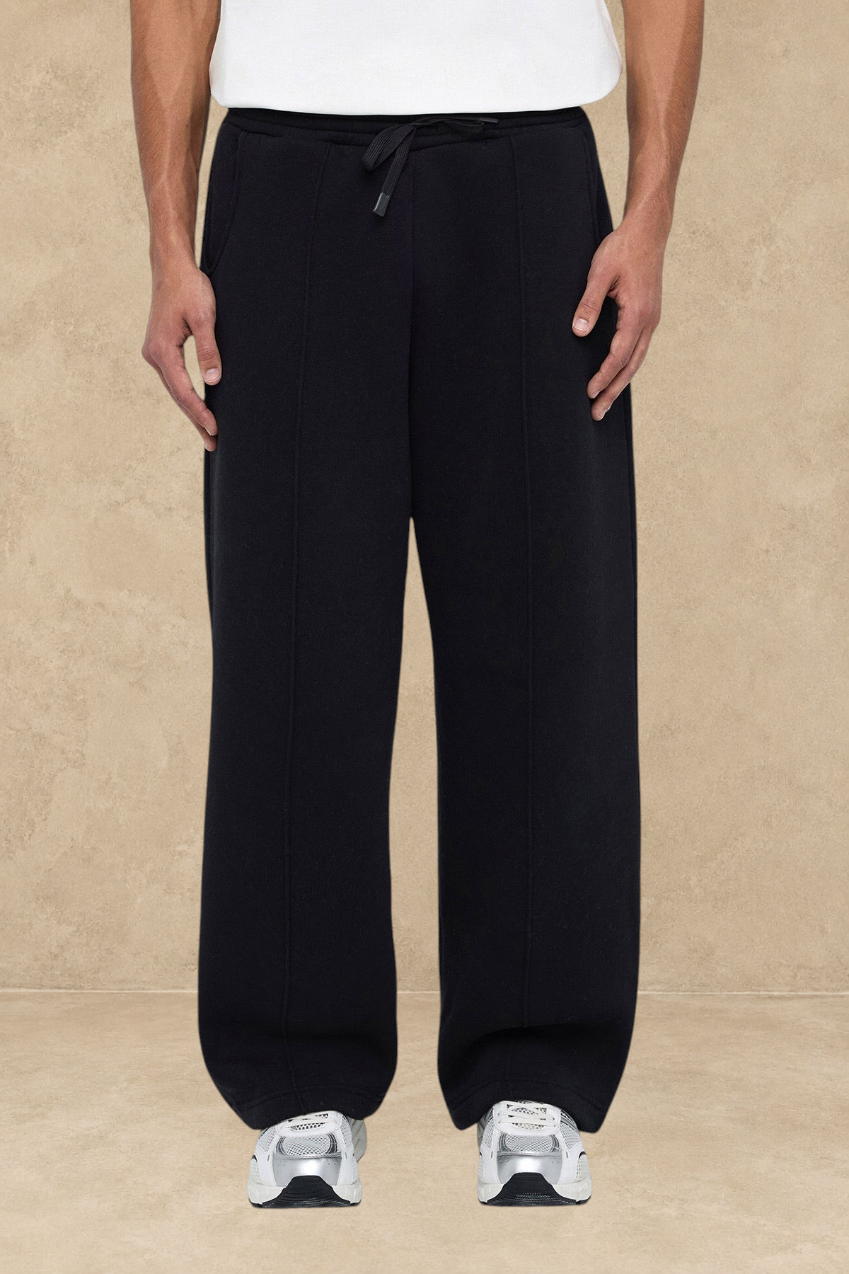Pantalon jogging large noir Stayin avec cordon de serrage et coutures centrales apparentes porté par un mannequin