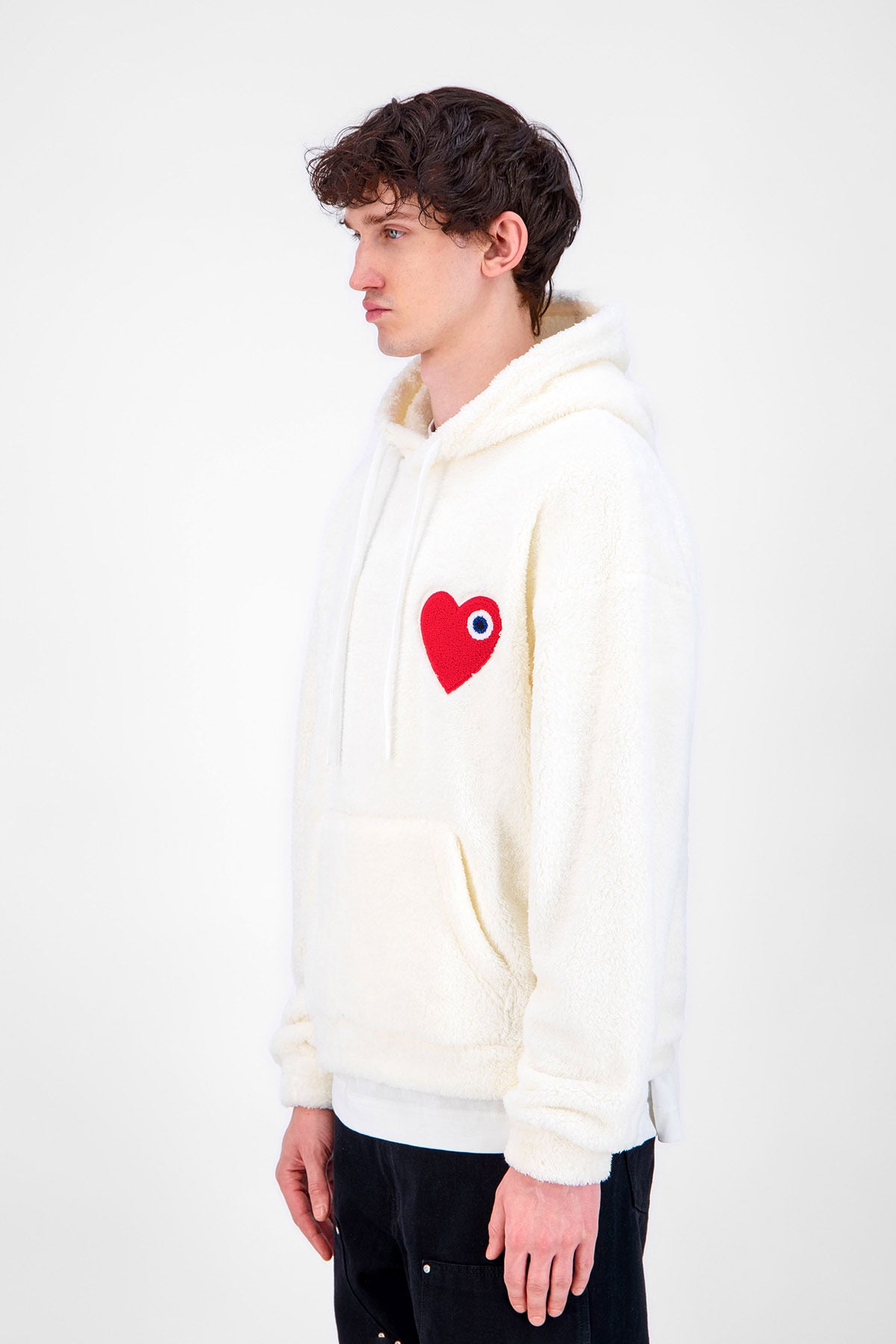 Sweat capuche fourrure blanc cœur rouge