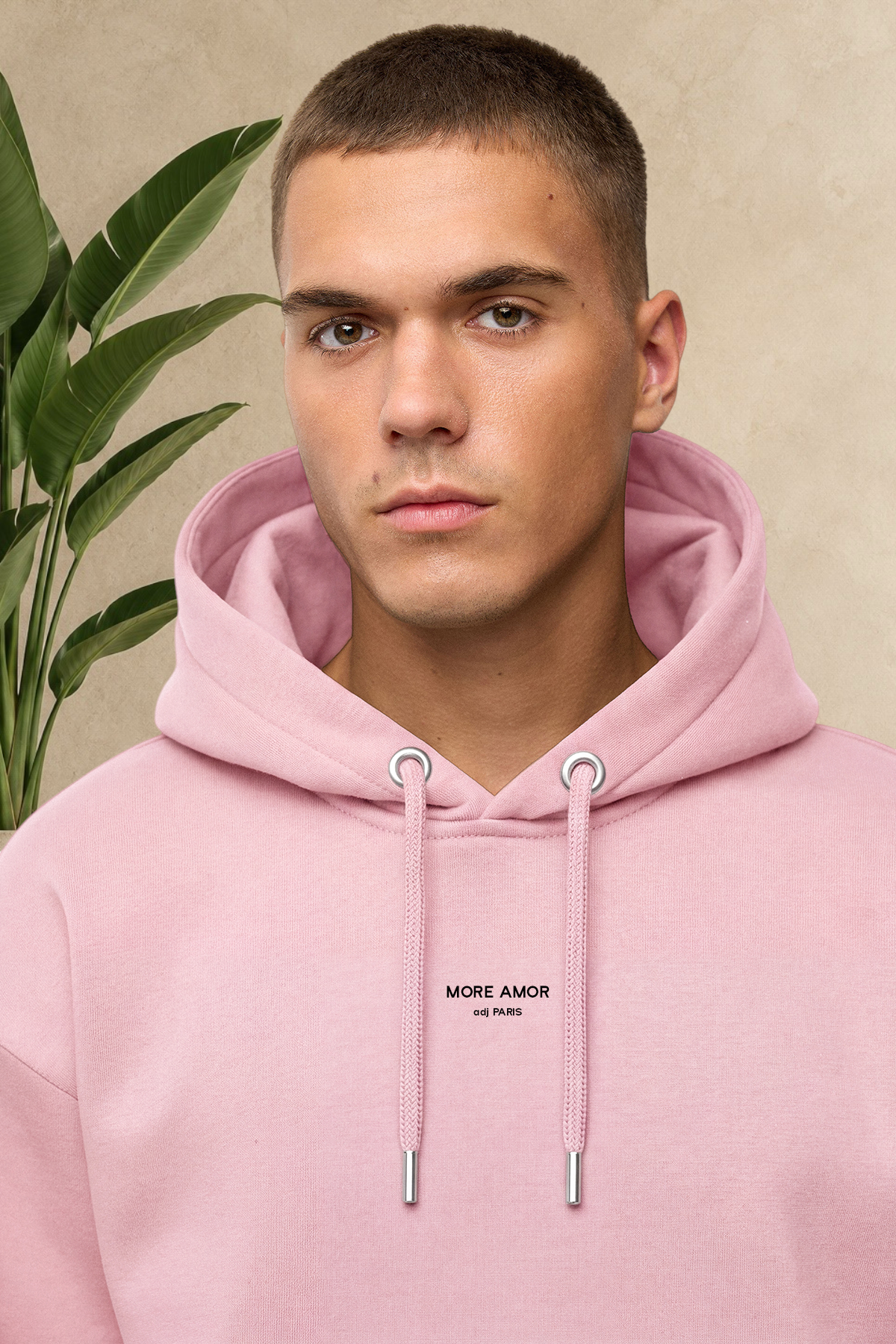 Sweat à capuche Stayin rose épais et matelassé avec inscription More Amor sur la poitrine porté par un mannequin