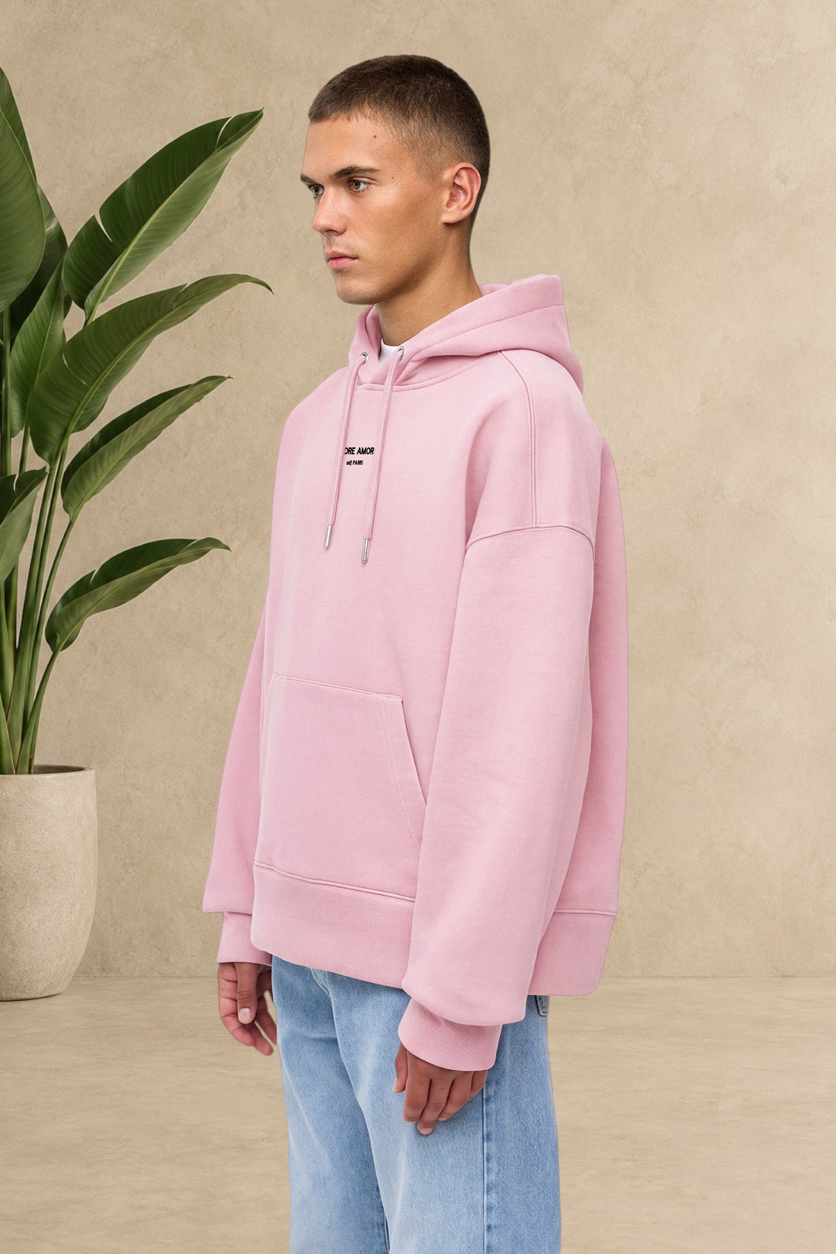 Sweat à capuche rose Stayin matelassé avec inscription More Amore Por Favor porté par un mannequin