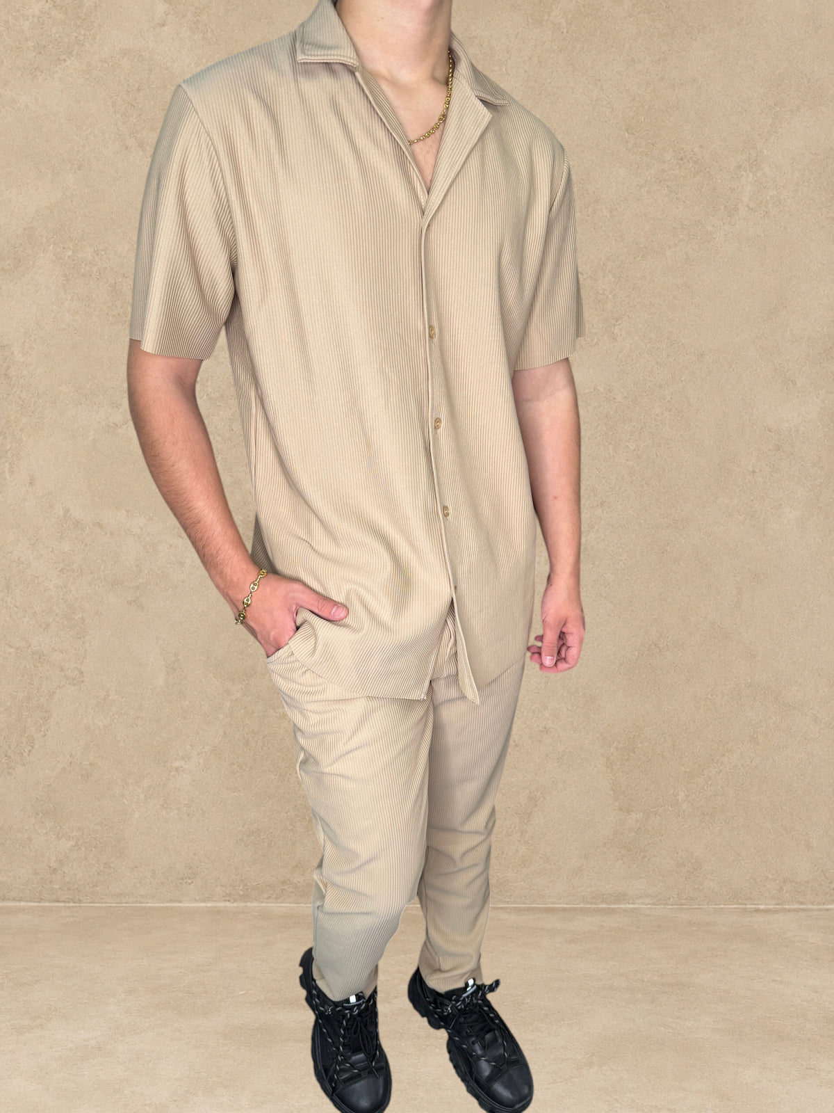Ensemble Stayin Pablo beige composé d'une chemise à manches courtes et d'un pantalon droit en tissu texturé