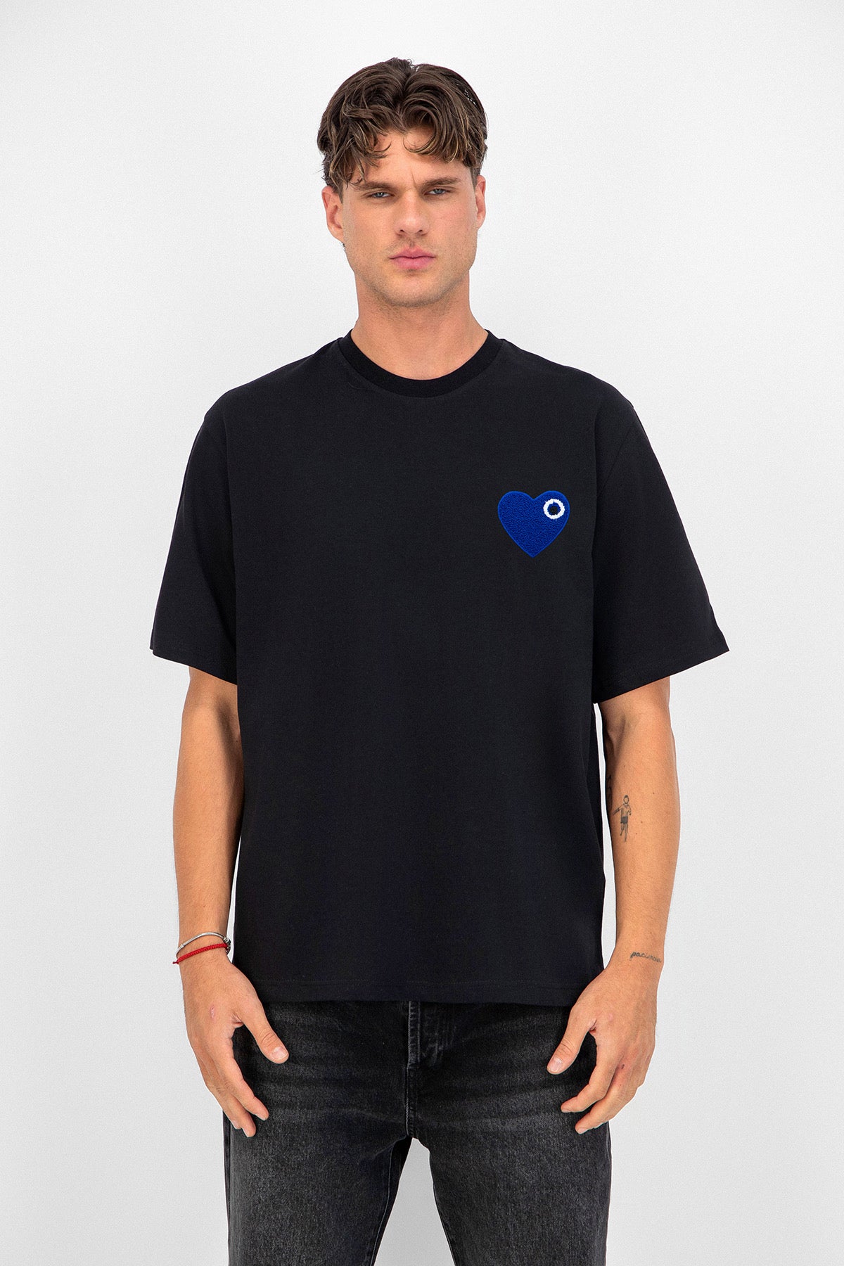 T-shirt noir cœur bleu