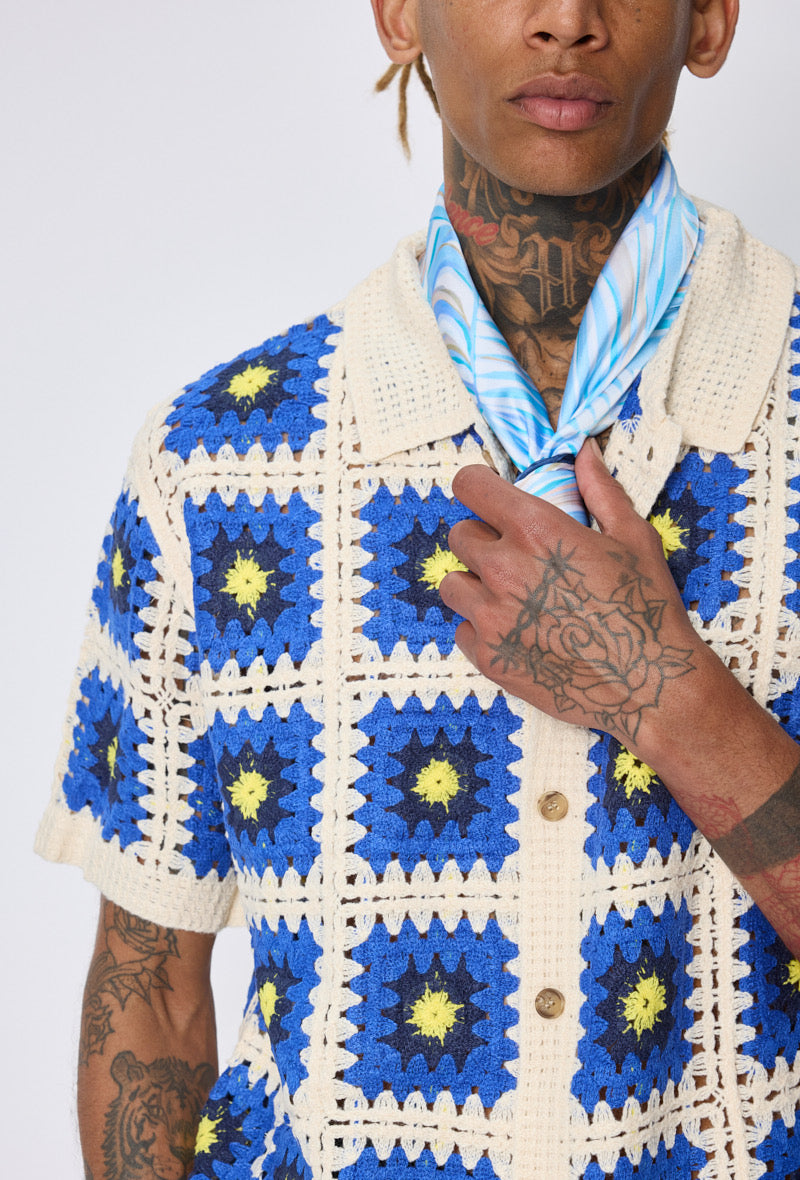 Chemise crochet bleu blanche jaune