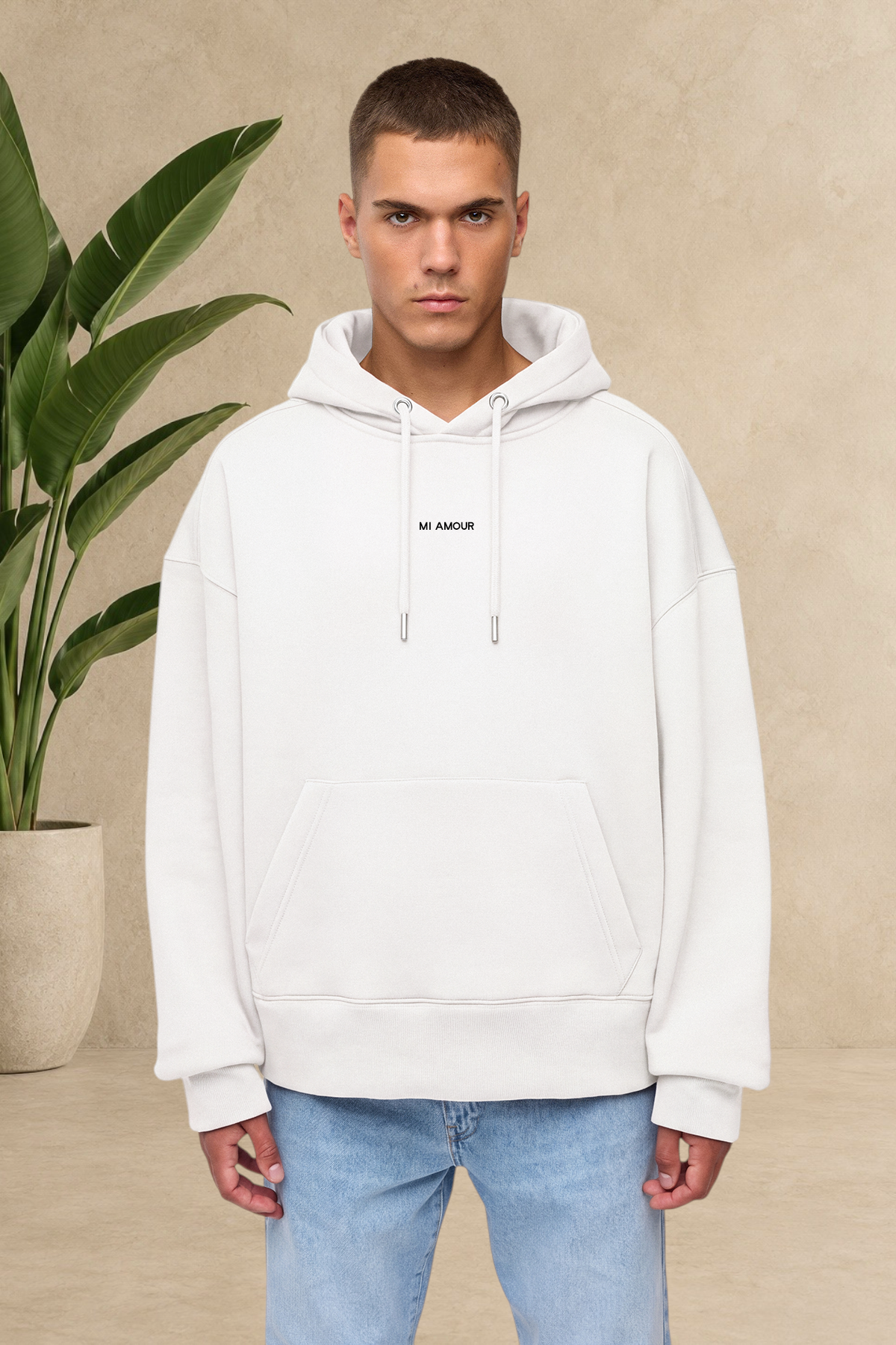 Sweat à capuche blanc Stayin épais et matelassé avec inscription Mi Amour porté par un mannequin