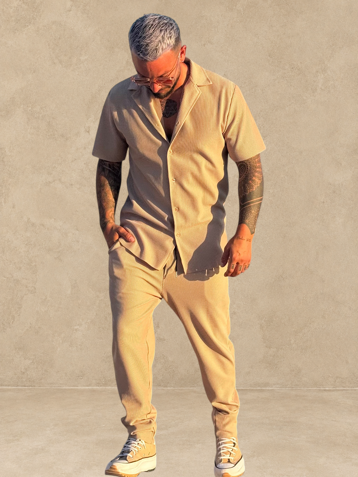 Ensemble Stayin beige composé d'une chemise à manches courtes et d'un pantalon droit texturé porté par un mannequin