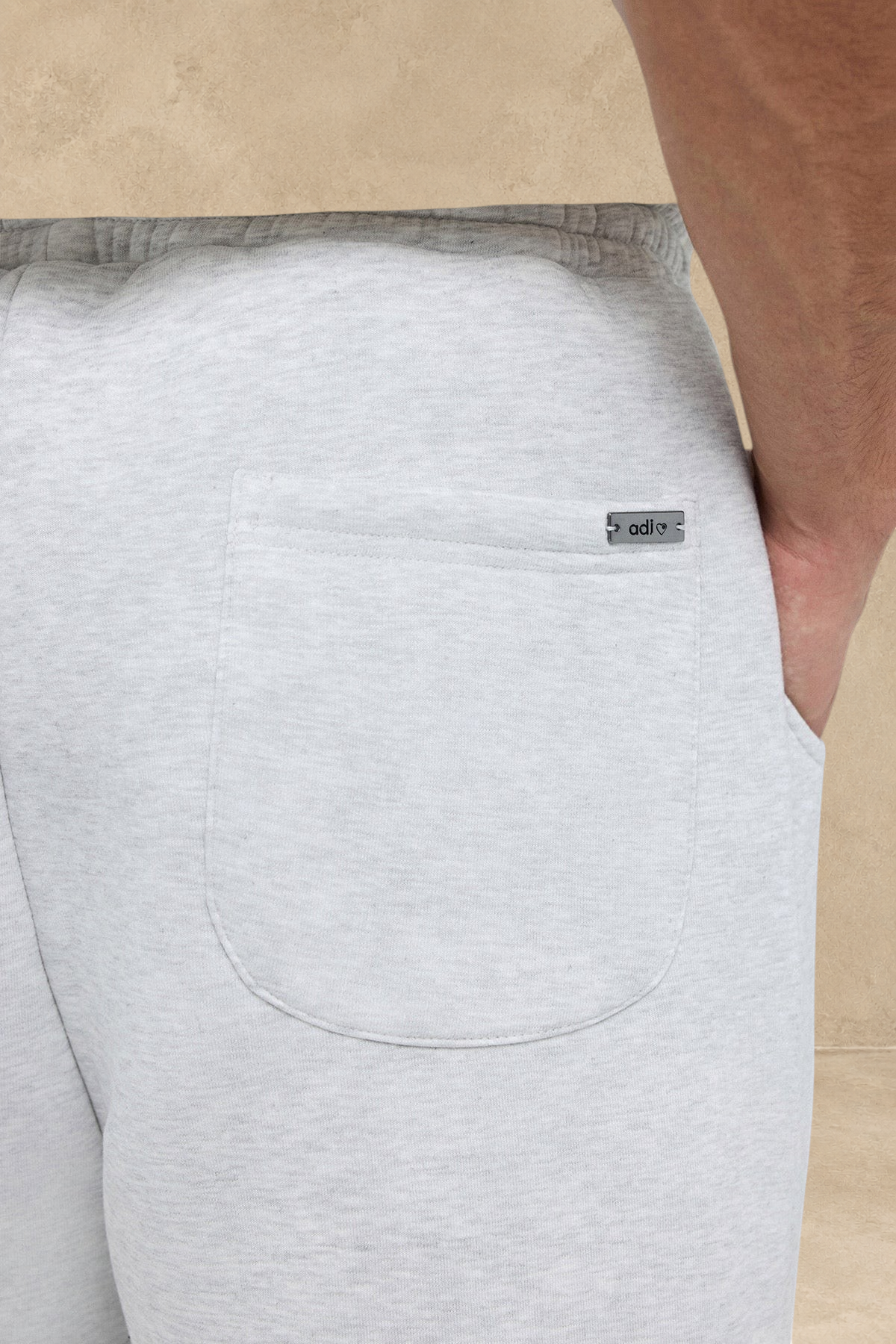 Pantalon jogging large gris Stayin avec poche arrière et détail métallique de la marque