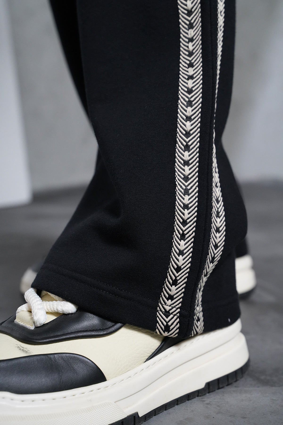 Pantalon loose noir bande beige