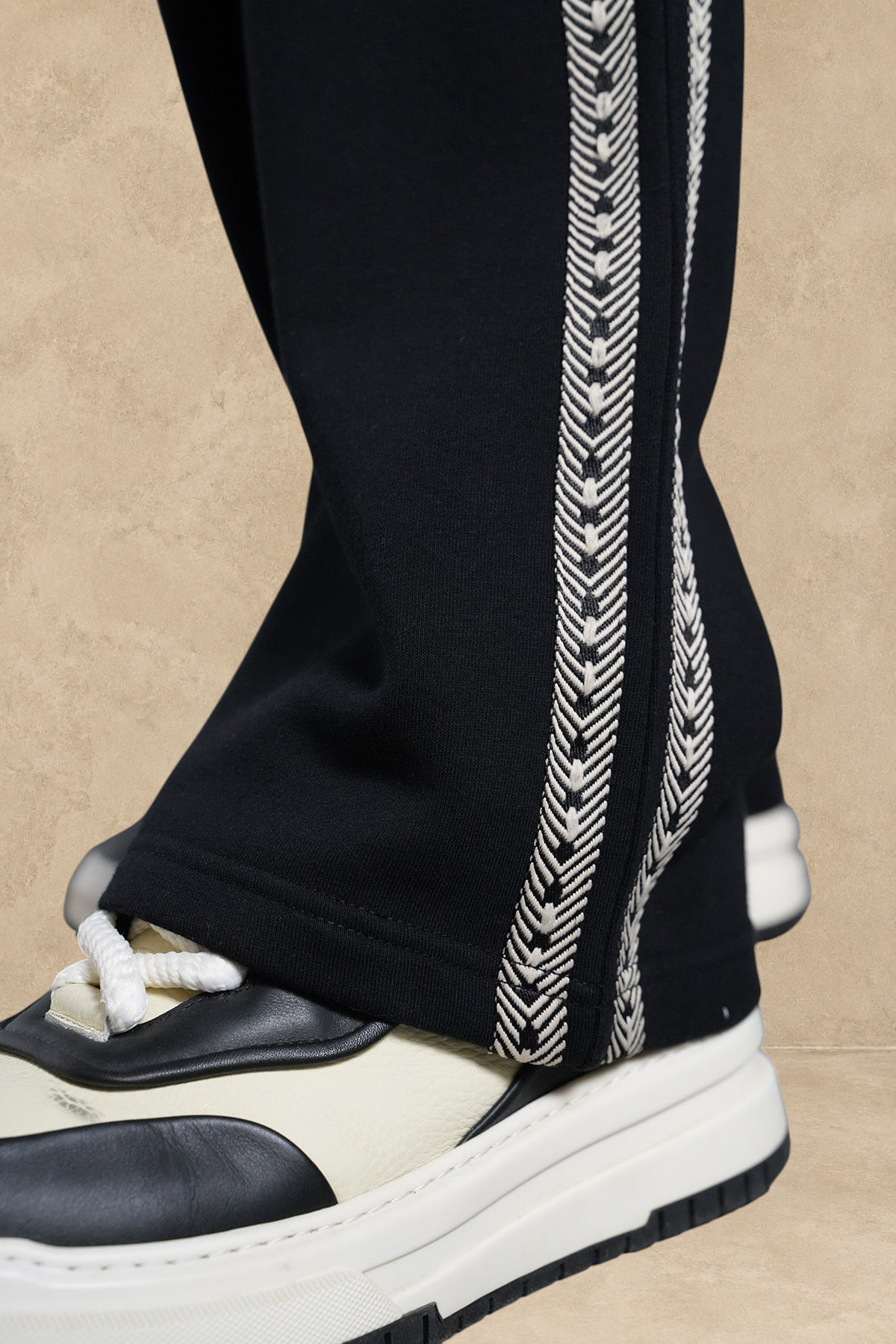 Pantalon Stayin noir à coupe large avec bande latérale décorative beige à motif chevrons